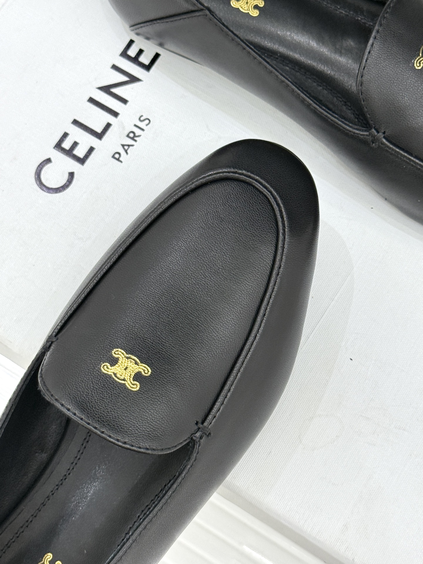 Celine/赛琳26WF新品凯旋门踩跟乐福鞋当巴黎左岸的慵懒腔调碰撞随性风潮这双乐福鞋以经典鞋型为骨 