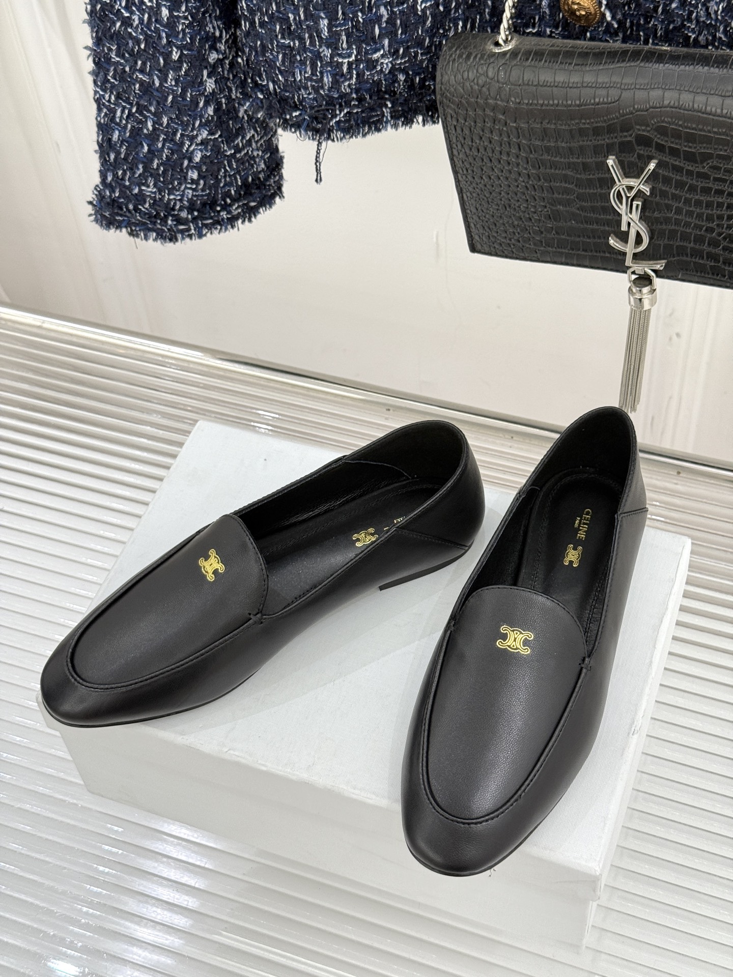 Celine/赛琳26WF新品凯旋门踩跟乐福鞋当巴黎左岸的慵懒腔调碰撞随性风潮这双乐福鞋以经典鞋型为骨 