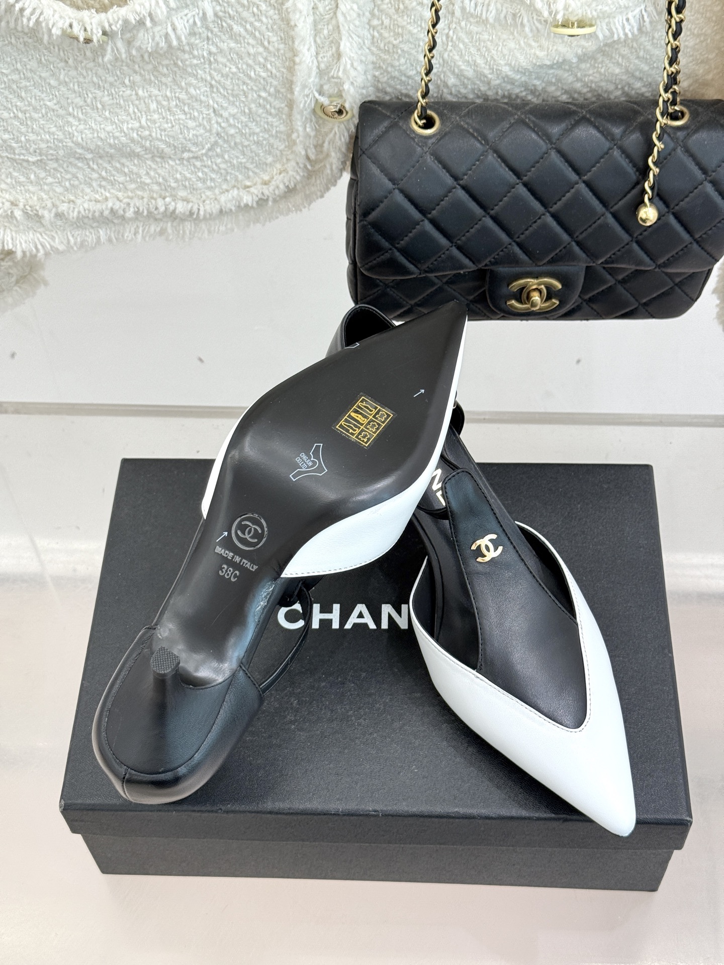 CHANE*｜小香26C早春新品双C拼色尖头中空高跟凉鞋当Coco Chanel开创的双色美学遇这双鞋以