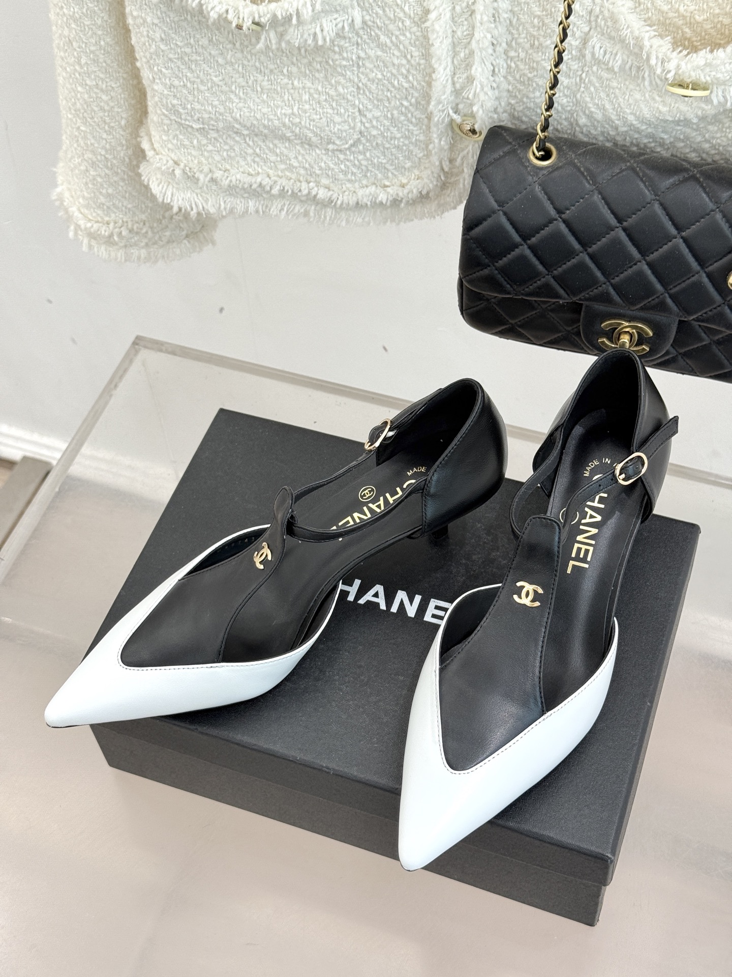 CHANE*｜小香26C早春新品双C拼色尖头中空高跟凉鞋当Coco Chanel开创的双色美学遇这双鞋以