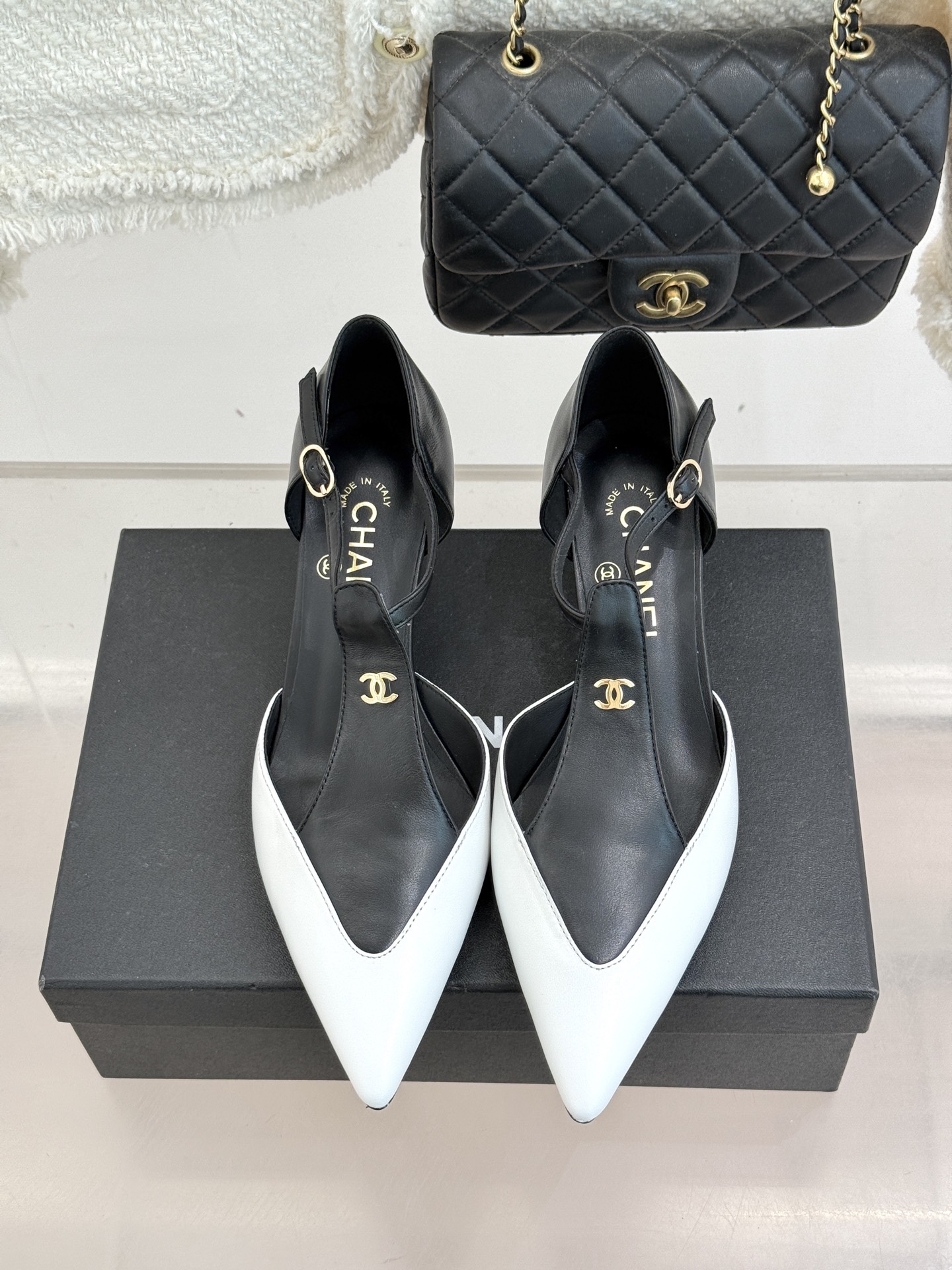 CHANE*｜小香26C早春新品双C拼色尖头中空高跟凉鞋当Coco Chanel开创的双色美学遇这双鞋以