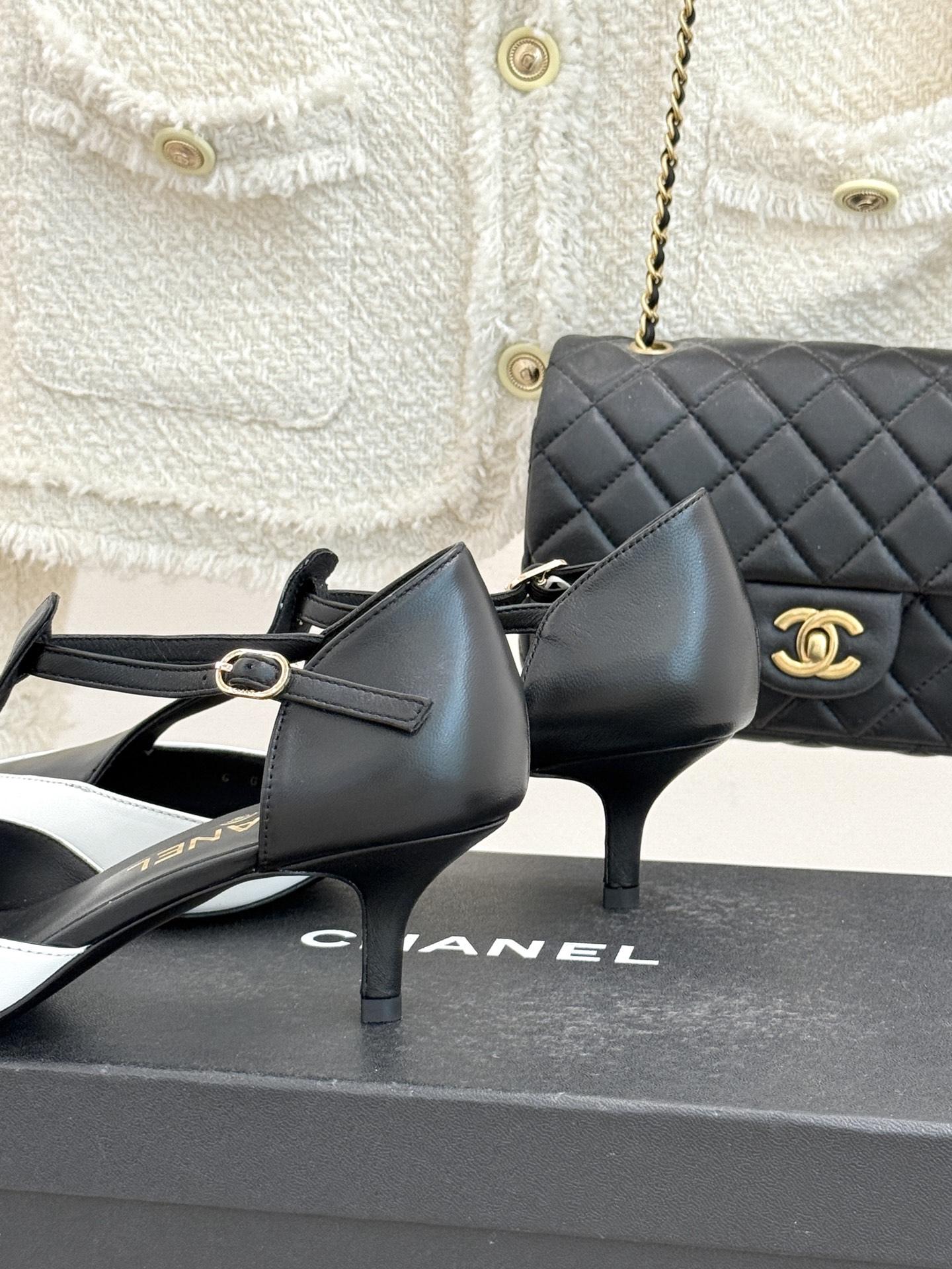 CHANE*｜小香26C早春新品双C拼色尖头中空高跟凉鞋当Coco Chanel开创的双色美学遇这双鞋以