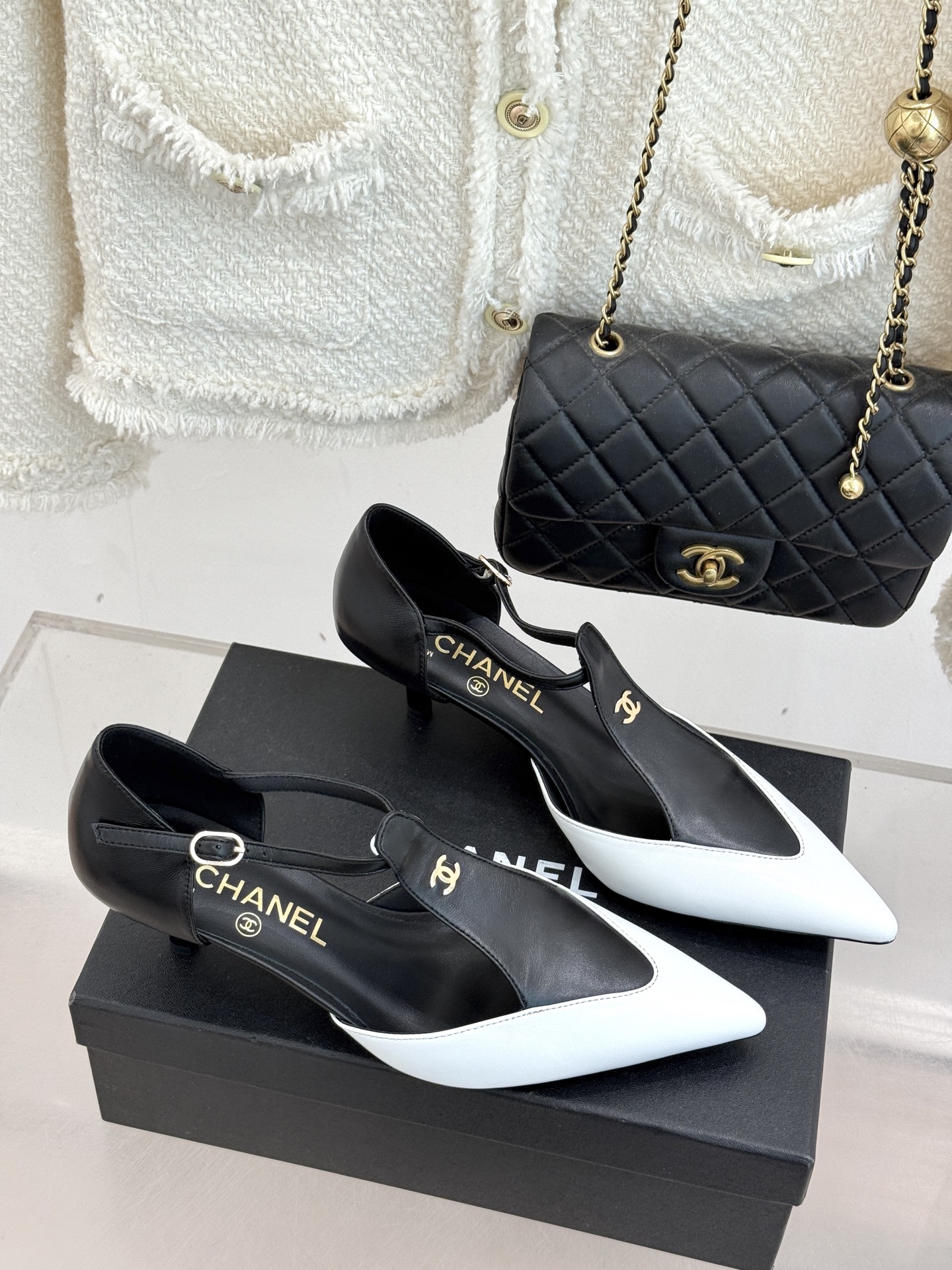 CHANE*｜小香26C早春新品双C拼色尖头中空高跟凉鞋当Coco Chanel开创的双色美学遇这双鞋以