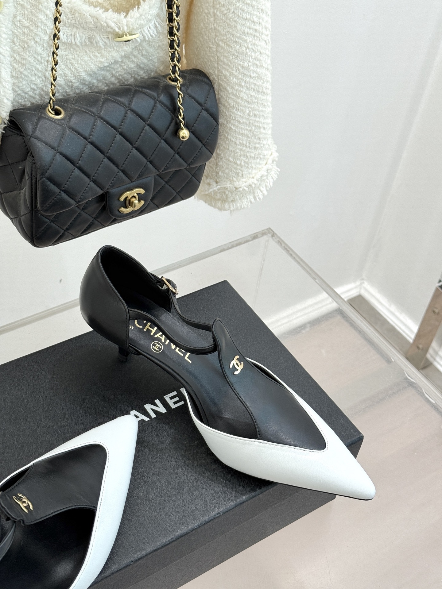 CHANE*｜小香26C早春新品双C拼色尖头中空高跟凉鞋当Coco Chanel开创的双色美学遇这双鞋以