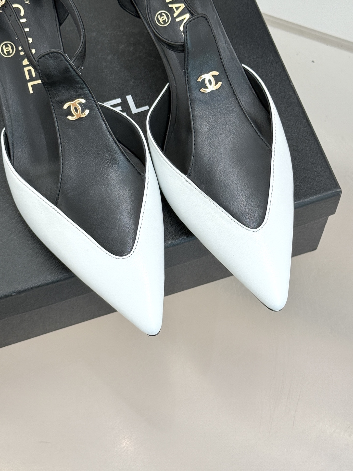 CHANE*｜小香26C早春新品双C拼色尖头中空高跟凉鞋当Coco Chanel开创的双色美学遇这双鞋以