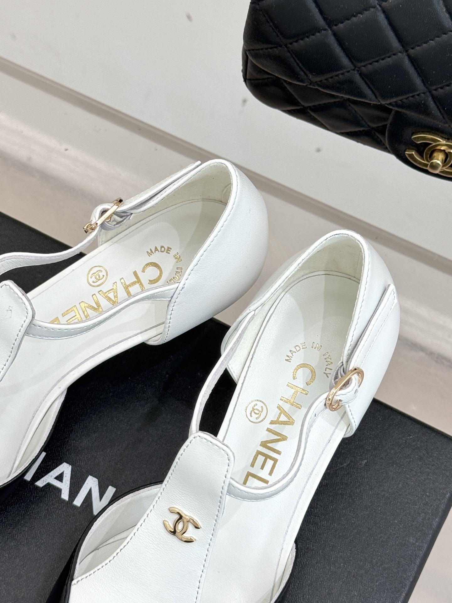 CHANE*｜小香26C早春新品双C拼色尖头中空高跟凉鞋当Coco Chanel开创的双色美学遇这双鞋以