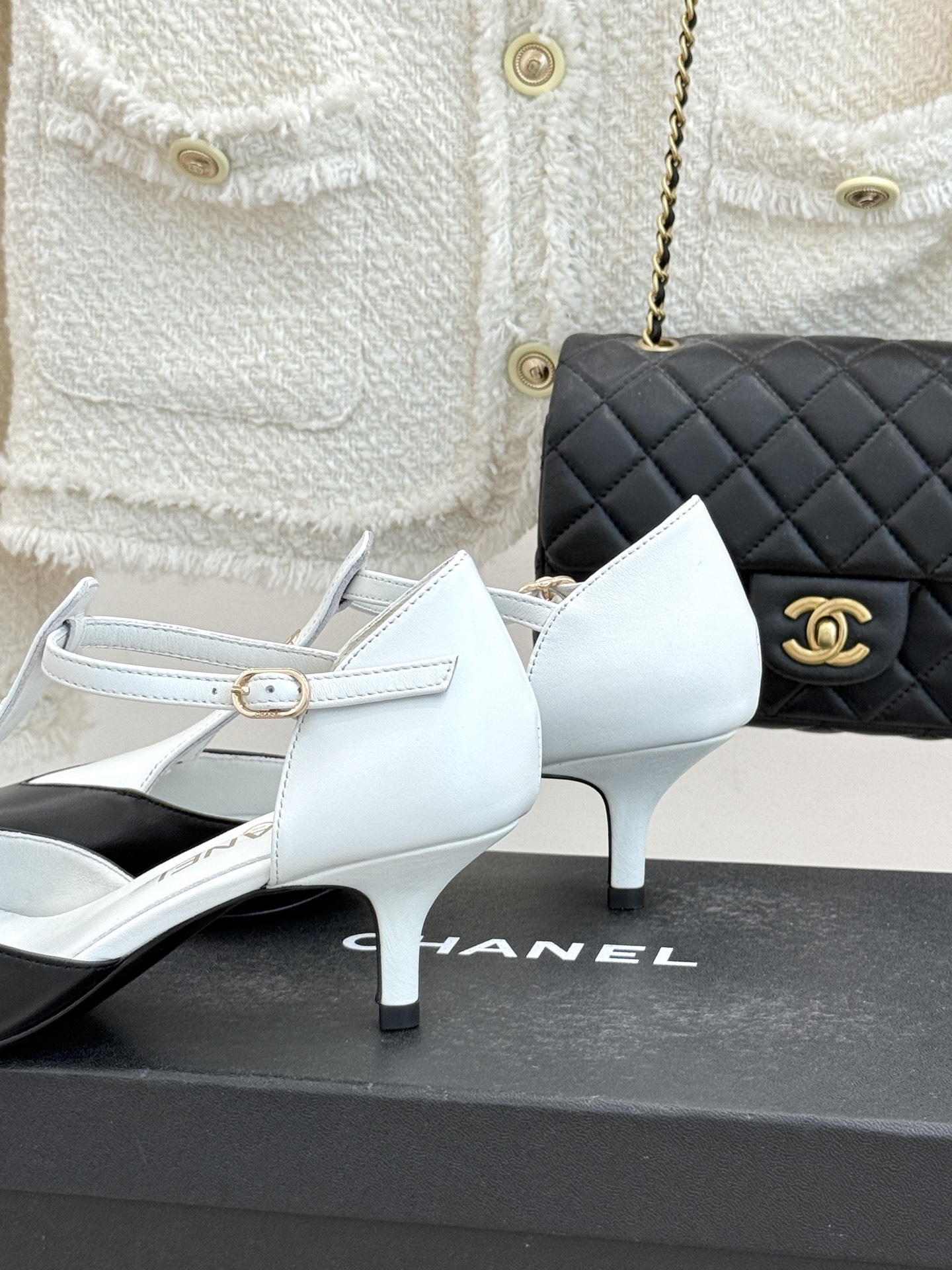 CHANE*｜小香26C早春新品双C拼色尖头中空高跟凉鞋当Coco Chanel开创的双色美学遇这双鞋以