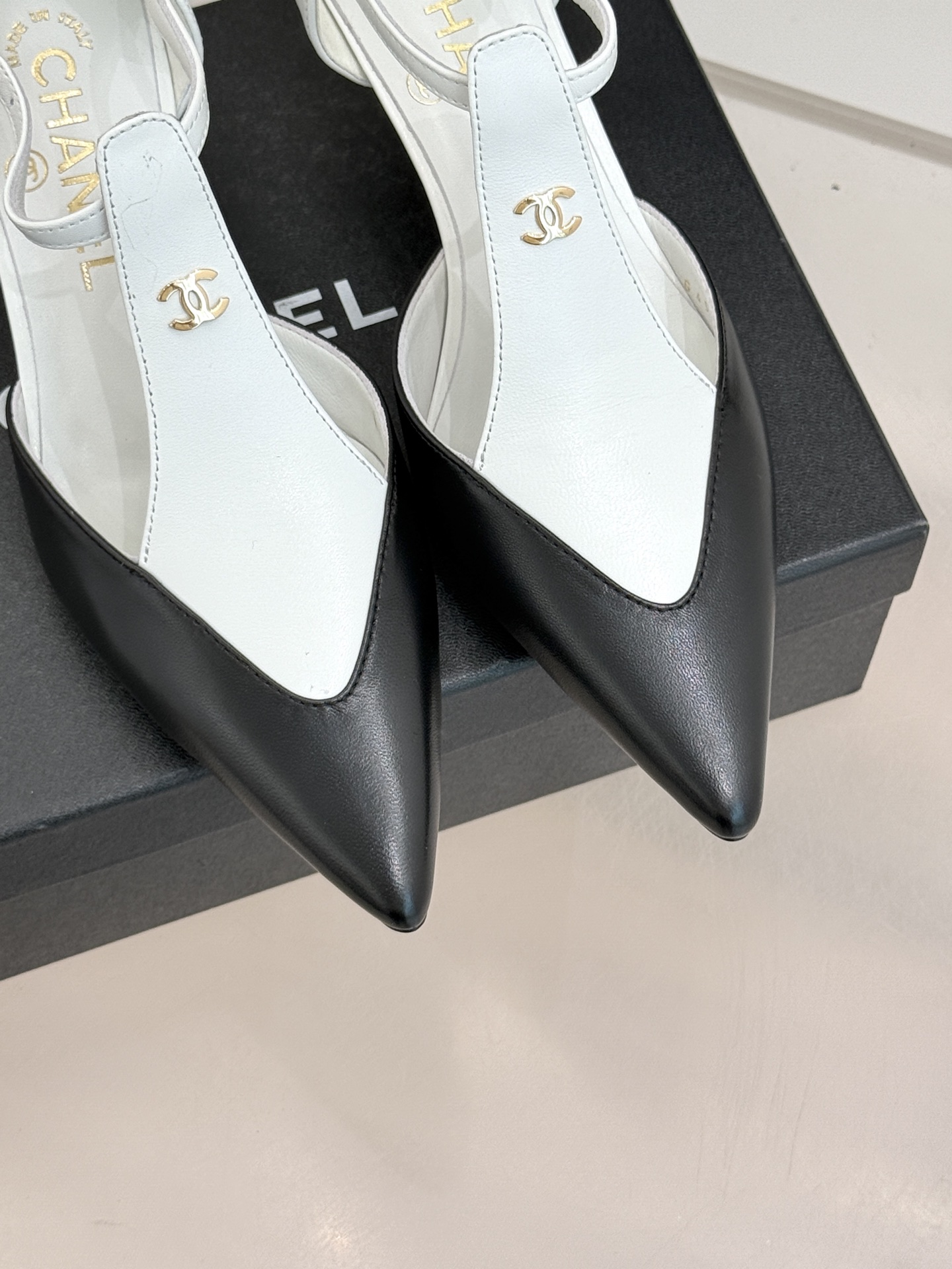 CHANE*｜小香26C早春新品双C拼色尖头中空高跟凉鞋当Coco Chanel开创的双色美学遇这双鞋以