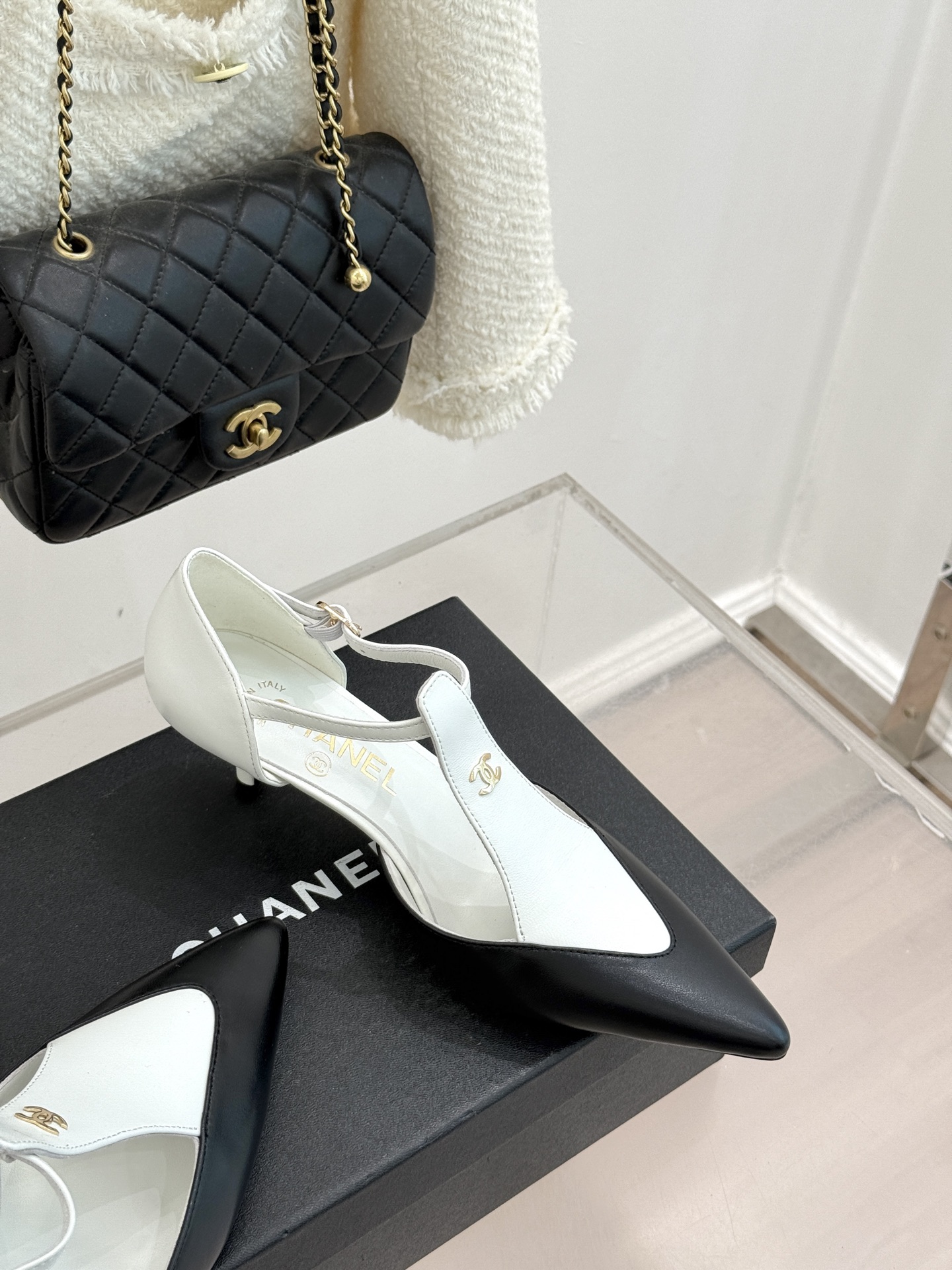 CHANE*｜小香26C早春新品双C拼色尖头中空高跟凉鞋当Coco Chanel开创的双色美学遇这双鞋以