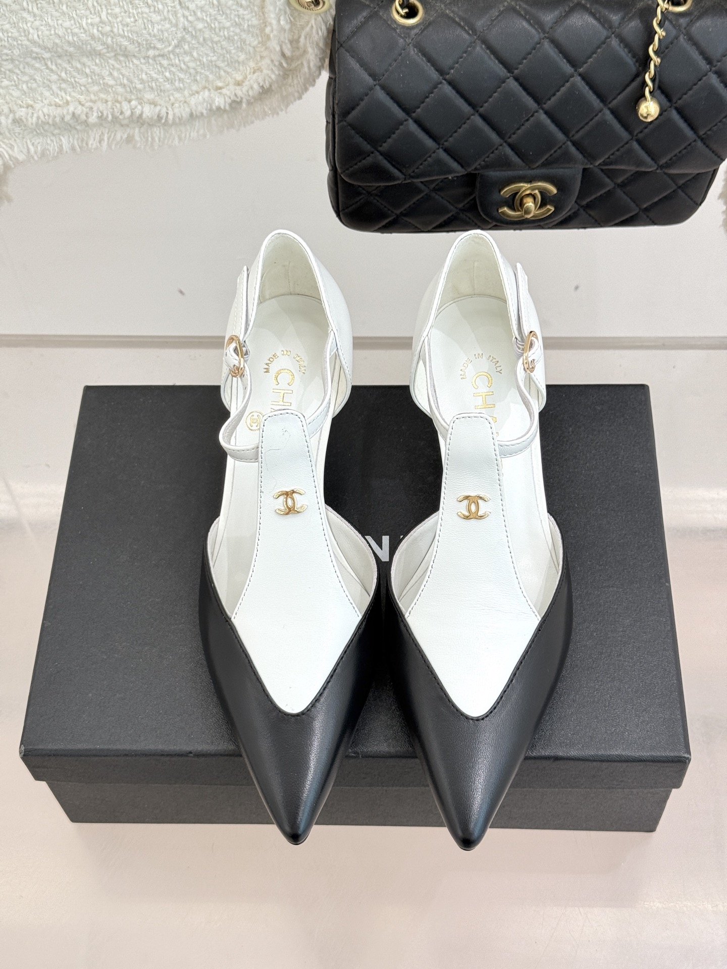 CHANE*｜小香26C早春新品双C拼色尖头中空高跟凉鞋当Coco Chanel开创的双色美学遇这双鞋以