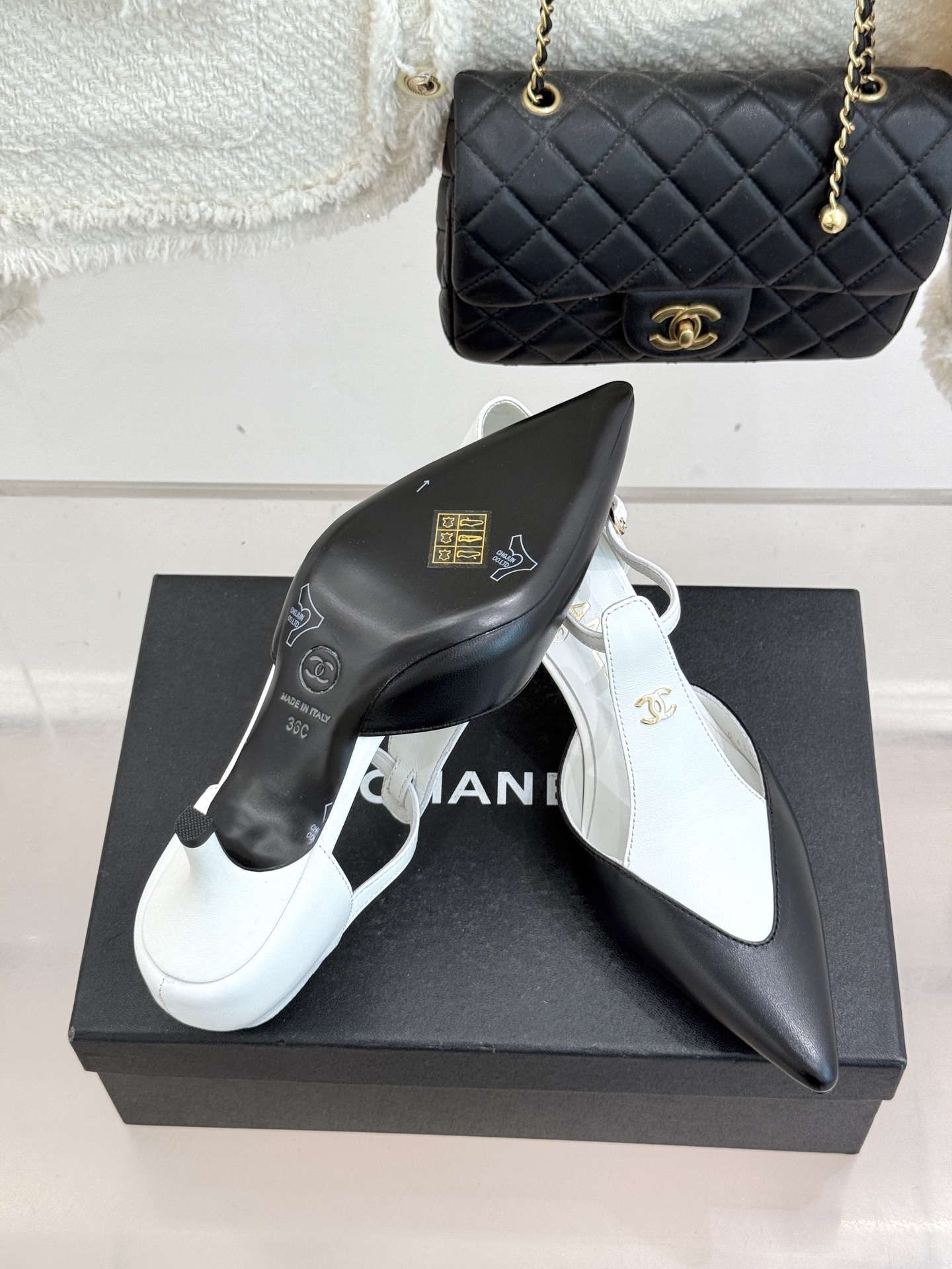 CHANE*｜小香26C早春新品双C拼色尖头中空高跟凉鞋当Coco Chanel开创的双色美学遇这双鞋以