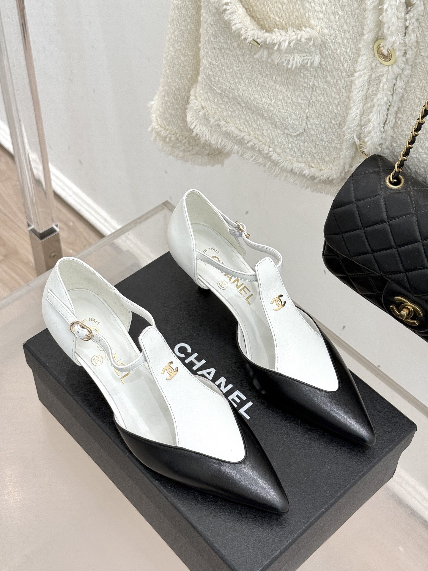 CHANE*｜小香26C早春新品双C拼色尖头中空高跟凉鞋当Coco Chanel开创的双色美学遇这双鞋以