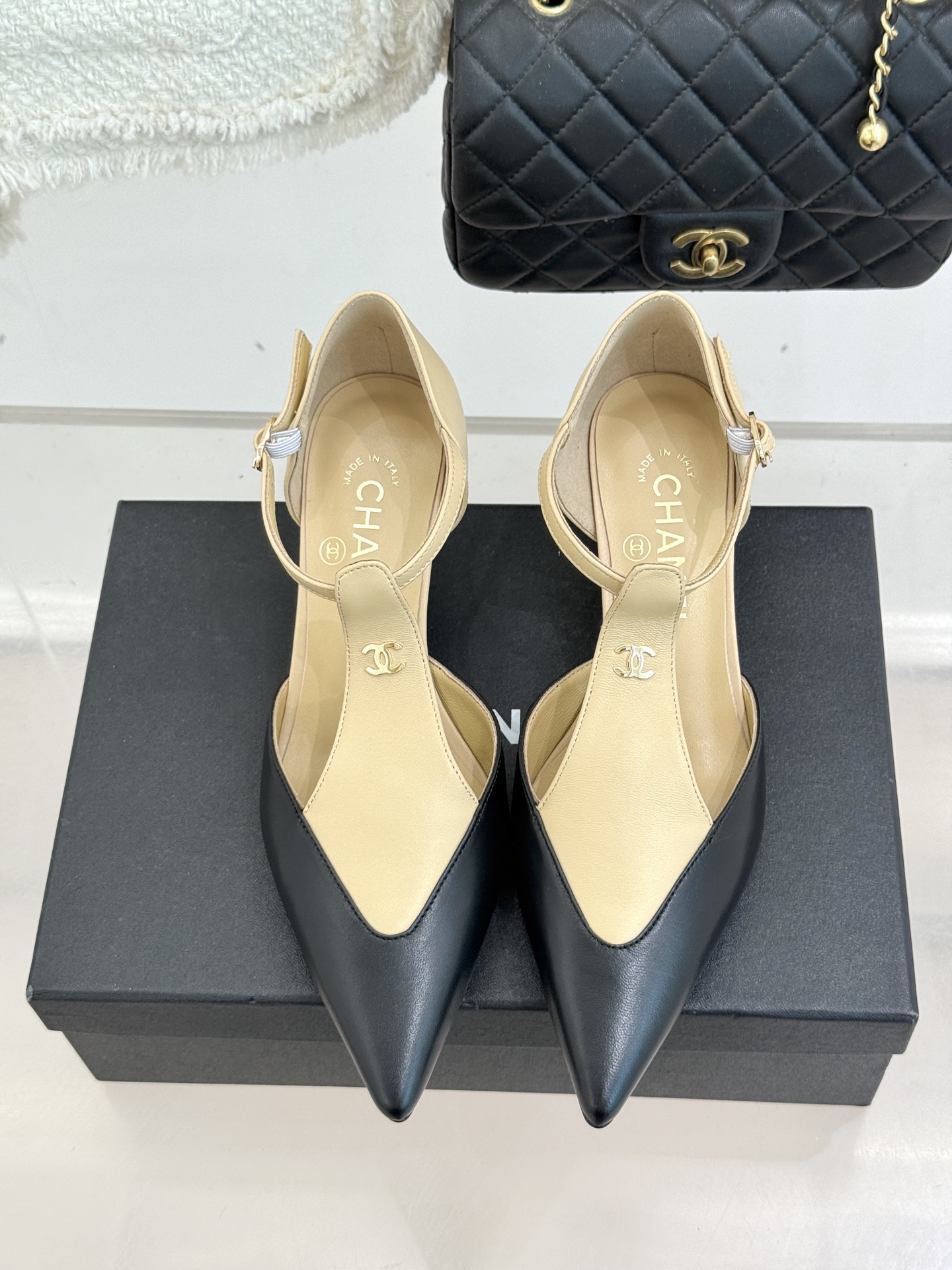 CHANE*｜小香26C早春新品双C拼色尖头中空高跟凉鞋当Coco Chanel开创的双色美学遇这双鞋以