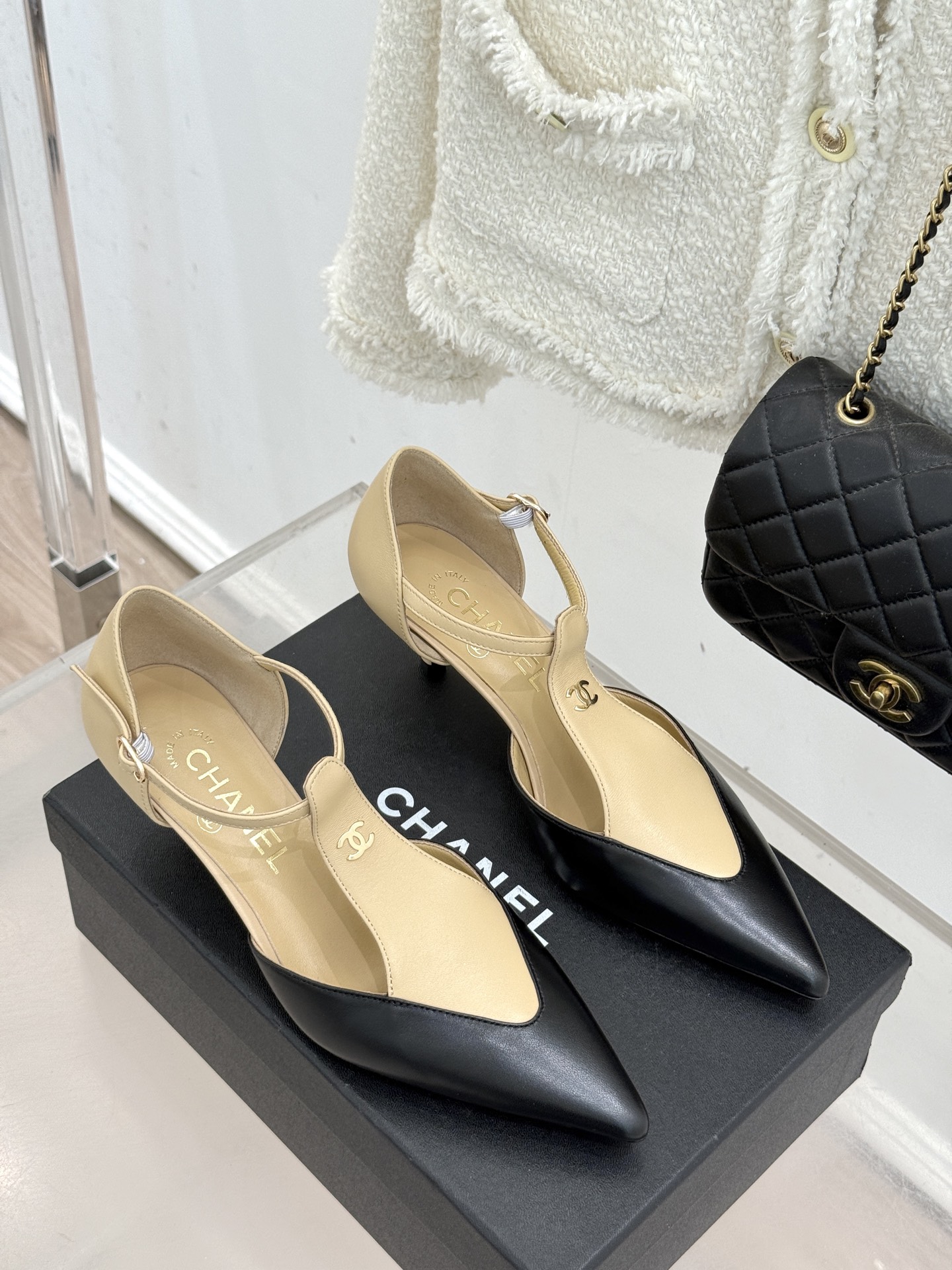 CHANE*｜小香26C早春新品双C拼色尖头中空高跟凉鞋当Coco Chanel开创的双色美学遇这双鞋以