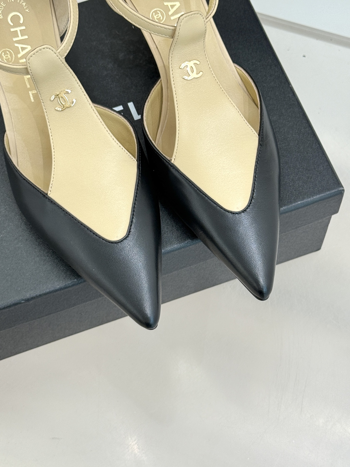 CHANE*｜小香26C早春新品双C拼色尖头中空高跟凉鞋当Coco Chanel开创的双色美学遇这双鞋以