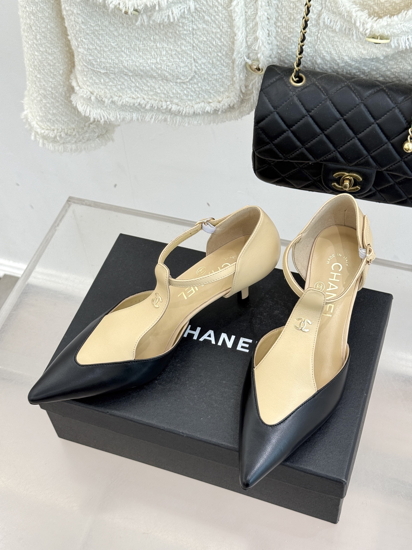 CHANE*｜小香26C早春新品双C拼色尖头中空高跟凉鞋当Coco Chanel开创的双色美学遇这双鞋以