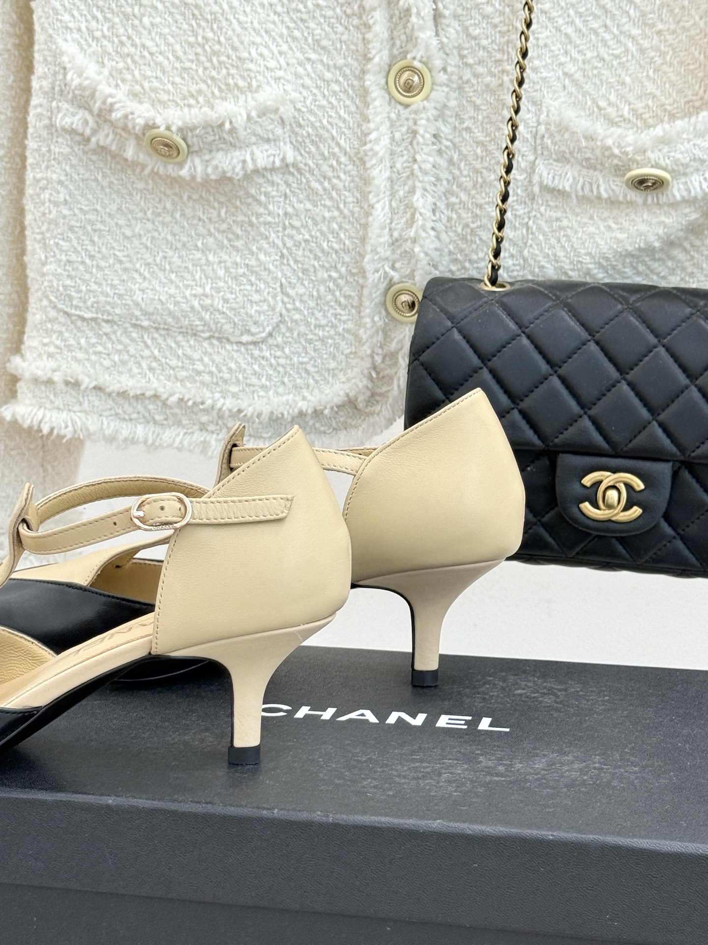 CHANE*｜小香26C早春新品双C拼色尖头中空高跟凉鞋当Coco Chanel开创的双色美学遇这双鞋以