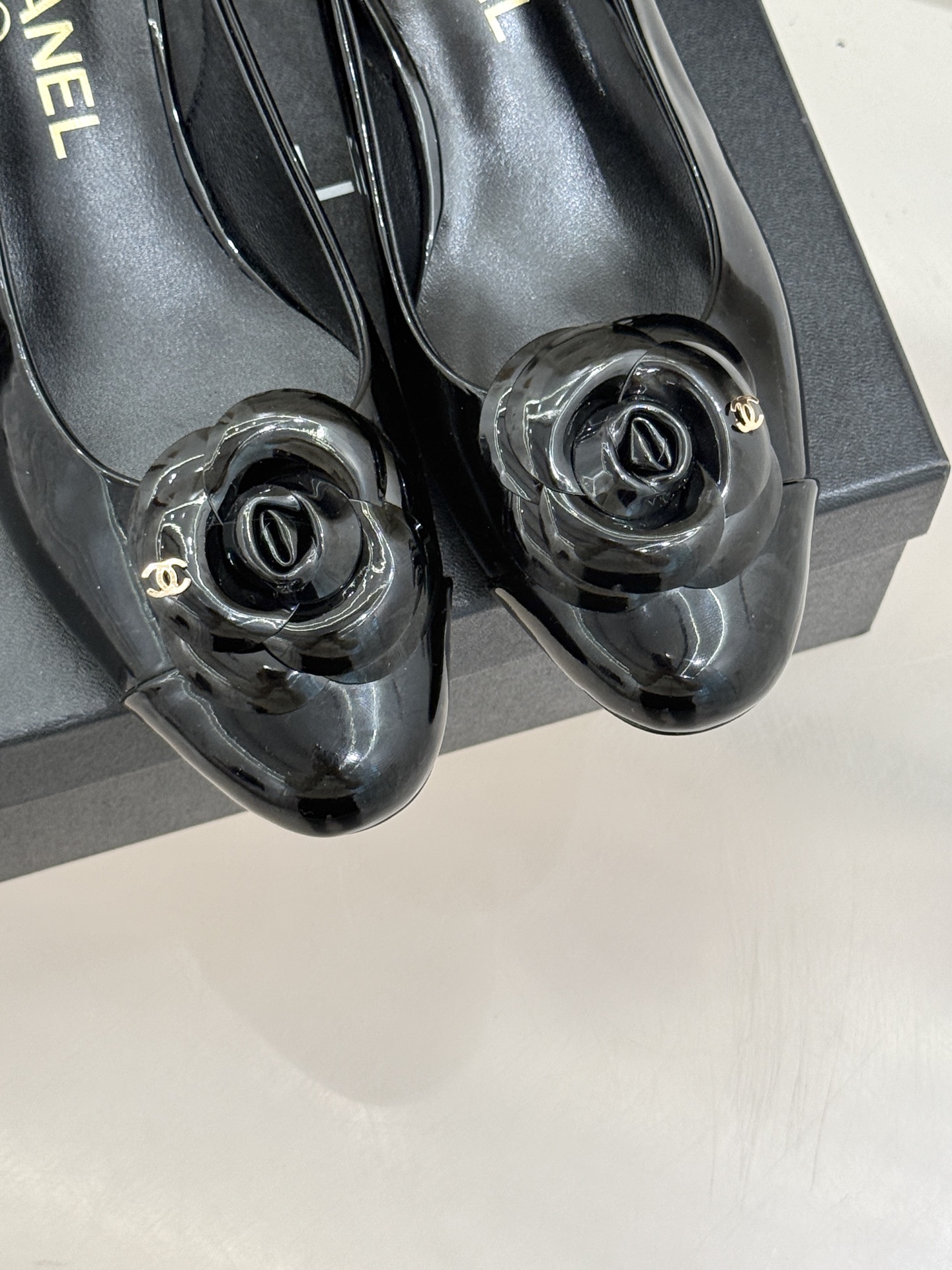 CHANE*｜小香26C春夏新品山茶花系列粗跟凉鞋这一季山茶花系列真的超美😍香奶奶家一贯的优雅名媛气质高