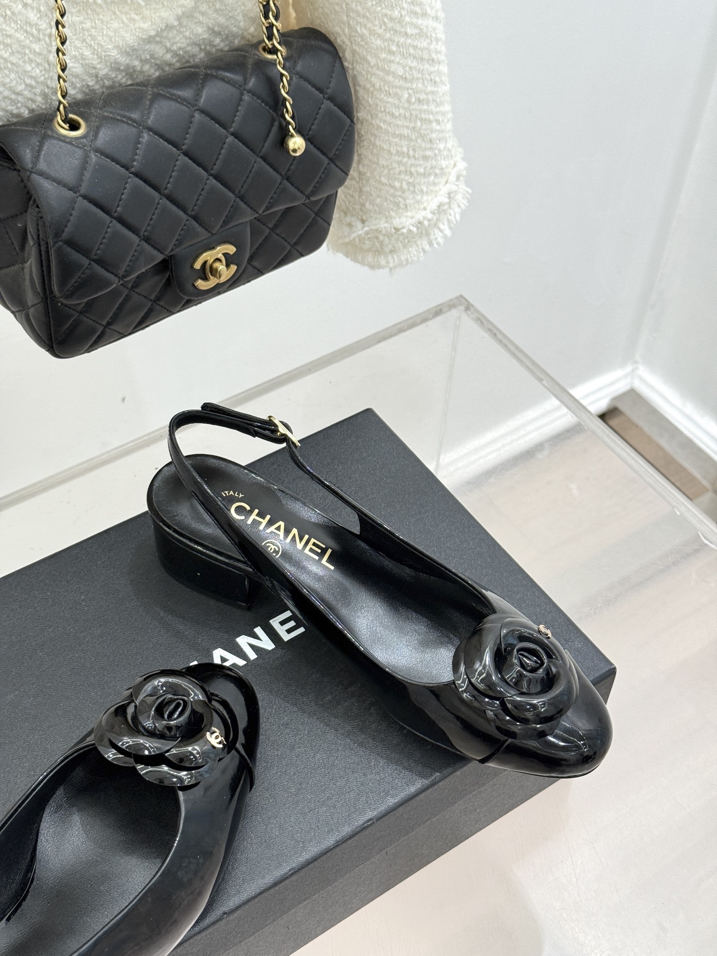 CHANE*｜小香26C春夏新品山茶花系列粗跟凉鞋这一季山茶花系列真的超美😍香奶奶家一贯的优雅名媛气质高