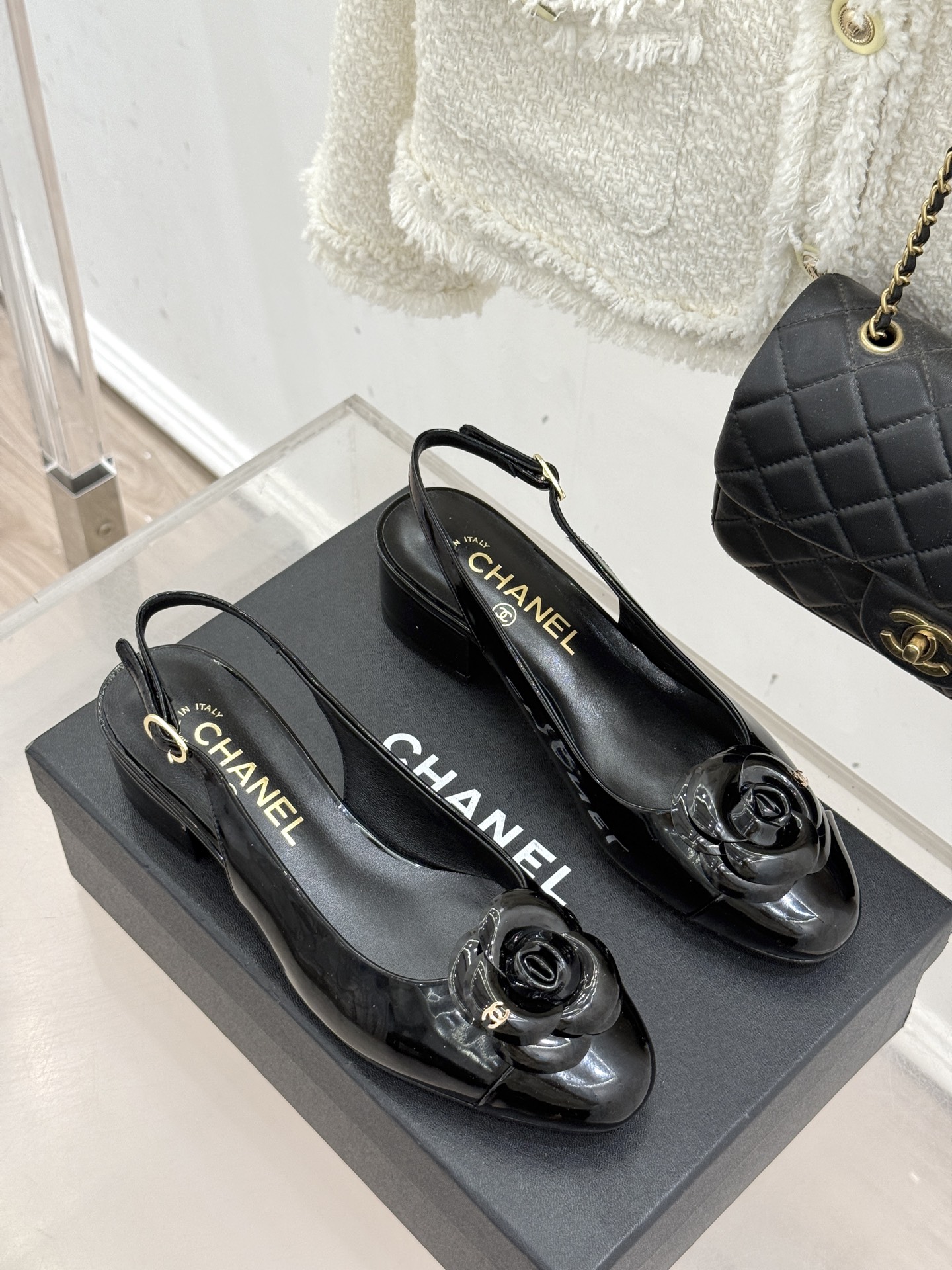 CHANE*｜小香26C春夏新品山茶花系列粗跟凉鞋这一季山茶花系列真的超美😍香奶奶家一贯的优雅名媛气质高