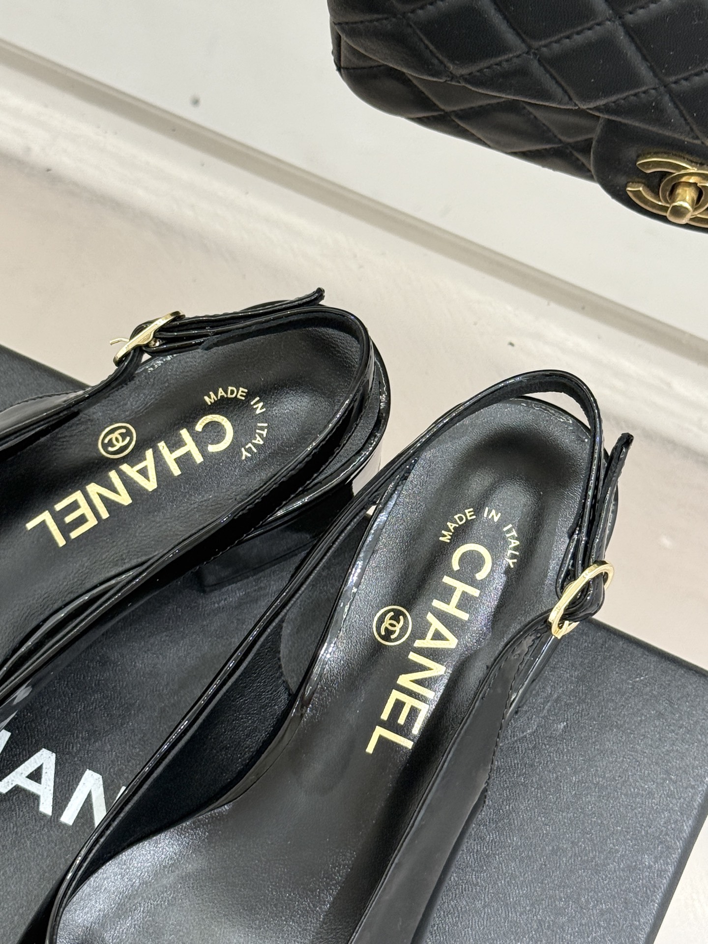 CHANE*｜小香26C春夏新品山茶花系列粗跟凉鞋这一季山茶花系列真的超美😍香奶奶家一贯的优雅名媛气质高