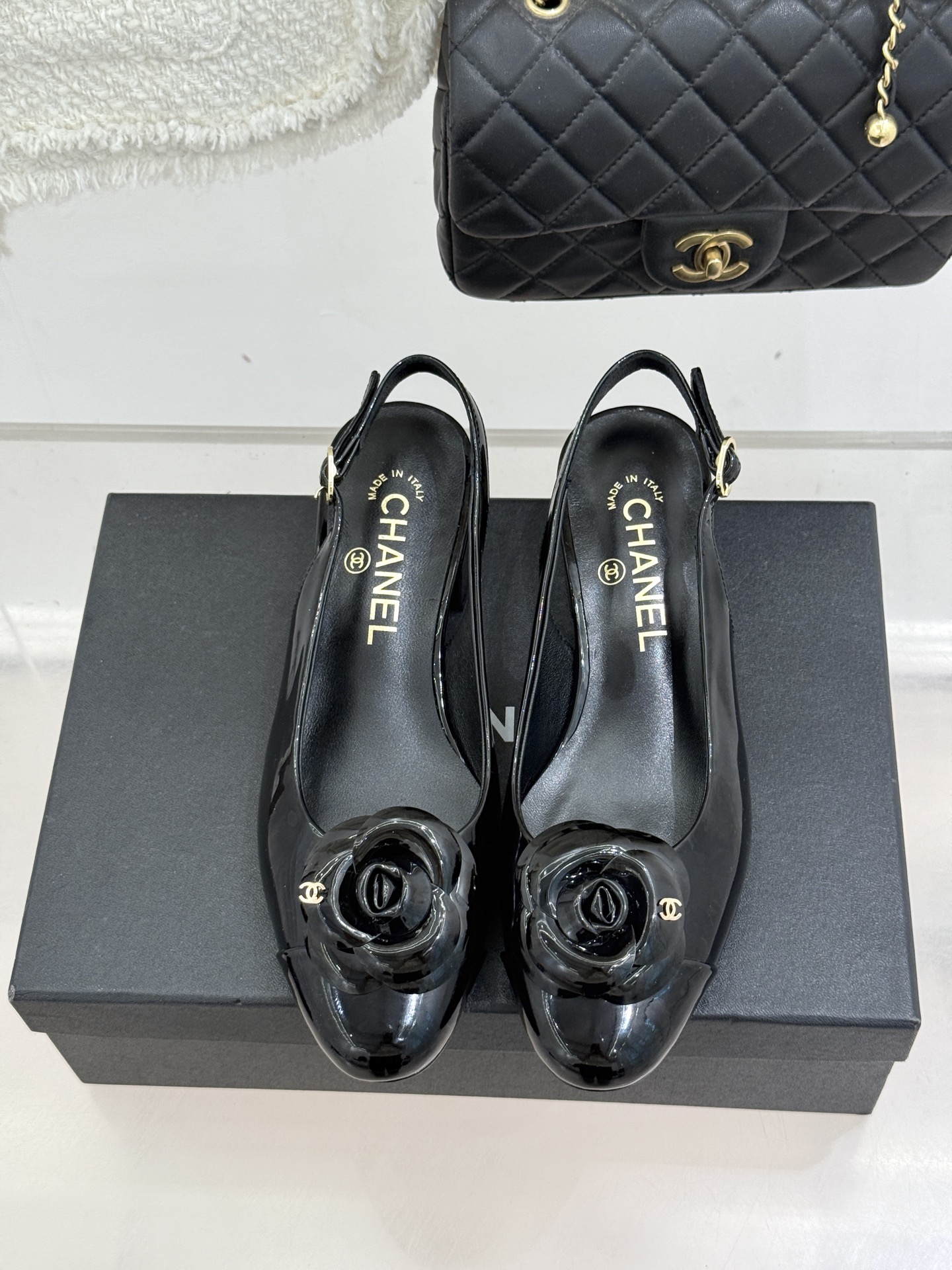 CHANE*｜小香26C春夏新品山茶花系列粗跟凉鞋这一季山茶花系列真的超美😍香奶奶家一贯的优雅名媛气质高