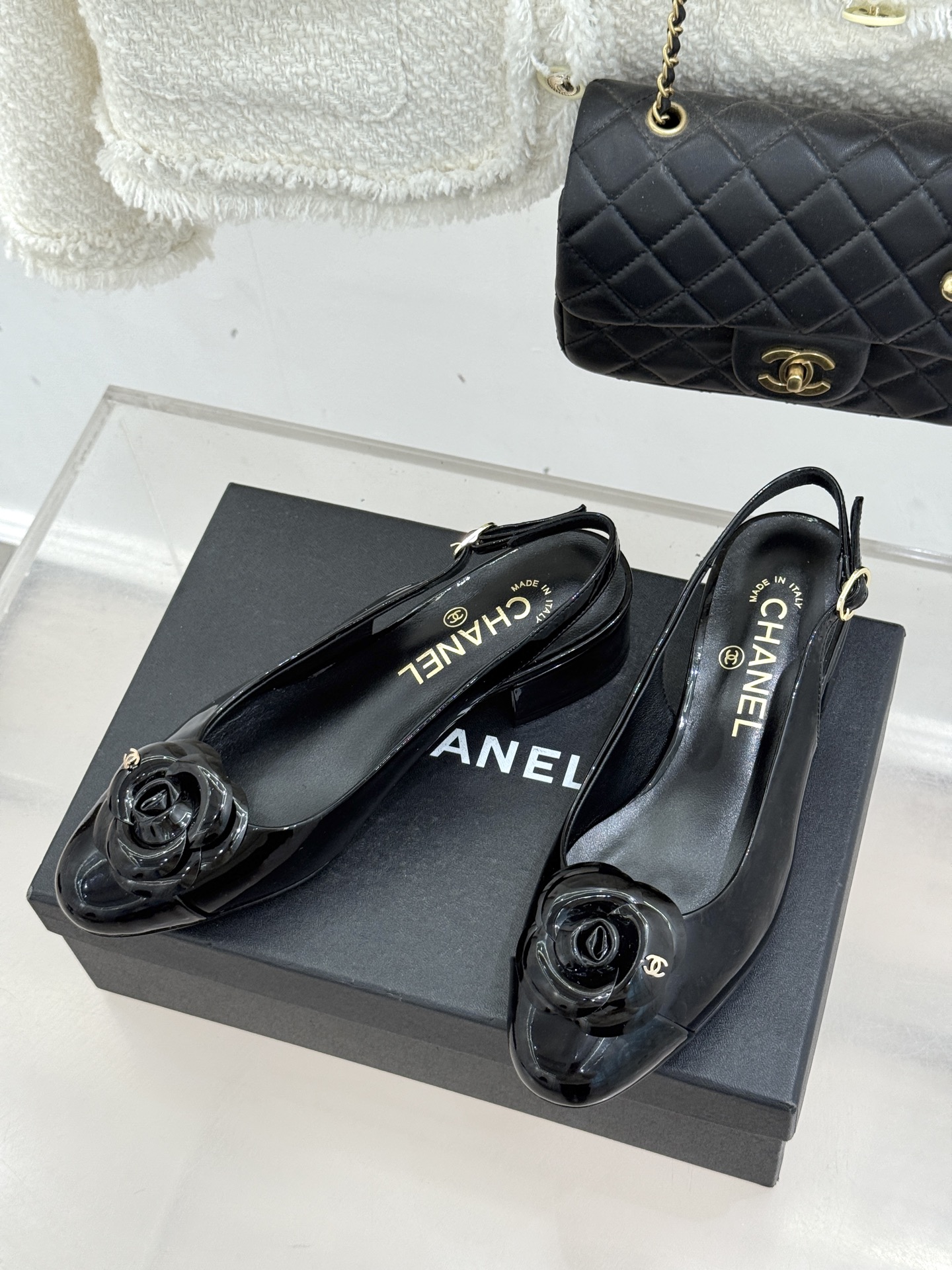 CHANE*｜小香26C春夏新品山茶花系列粗跟凉鞋这一季山茶花系列真的超美😍香奶奶家一贯的优雅名媛气质高