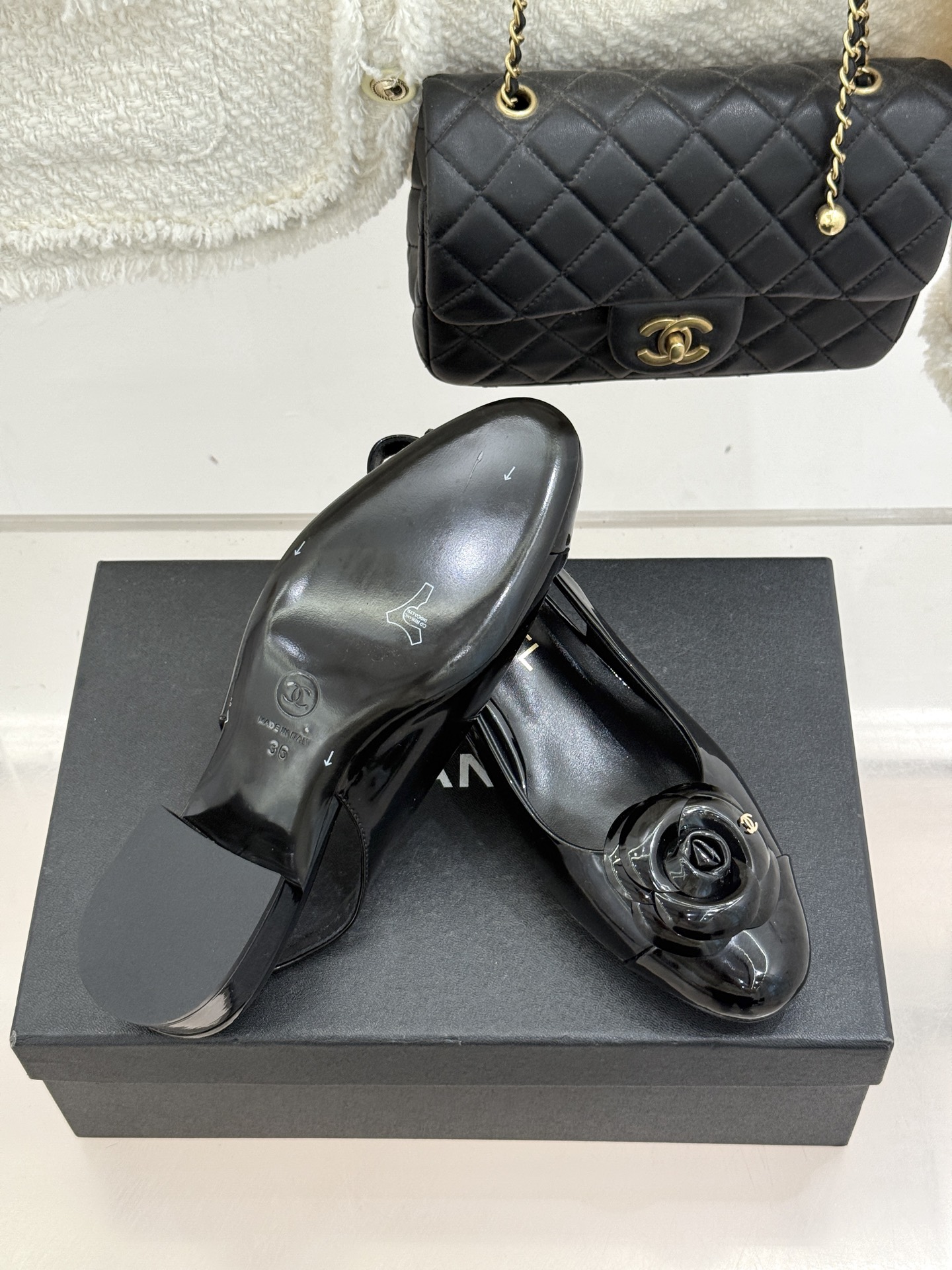 CHANE*｜小香26C春夏新品山茶花系列粗跟凉鞋这一季山茶花系列真的超美😍香奶奶家一贯的优雅名媛气质高