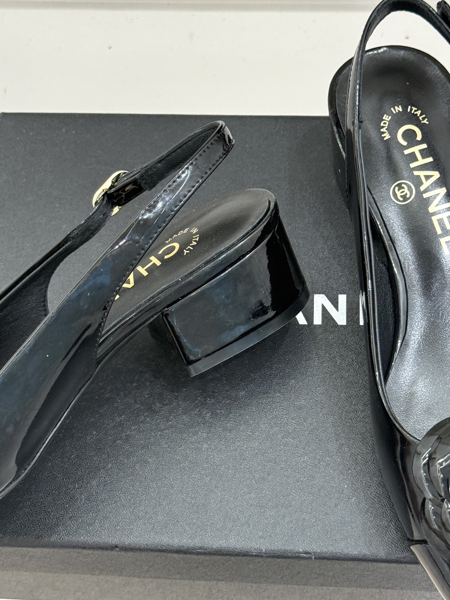 CHANE*｜小香26C春夏新品山茶花系列粗跟凉鞋这一季山茶花系列真的超美😍香奶奶家一贯的优雅名媛气质高