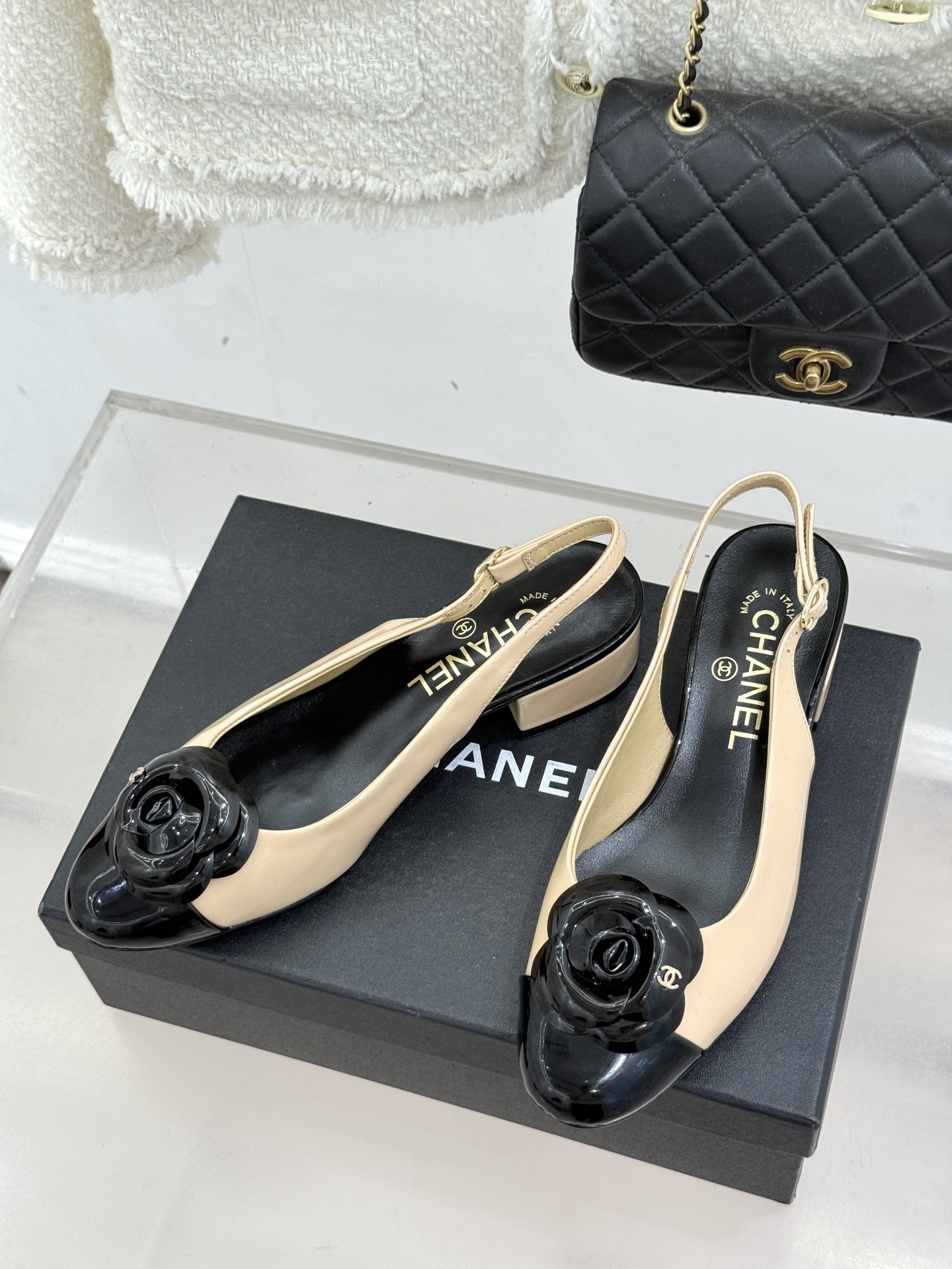 CHANE*｜小香26C春夏新品山茶花系列粗跟凉鞋这一季山茶花系列真的超美😍香奶奶家一贯的优雅名媛气质高