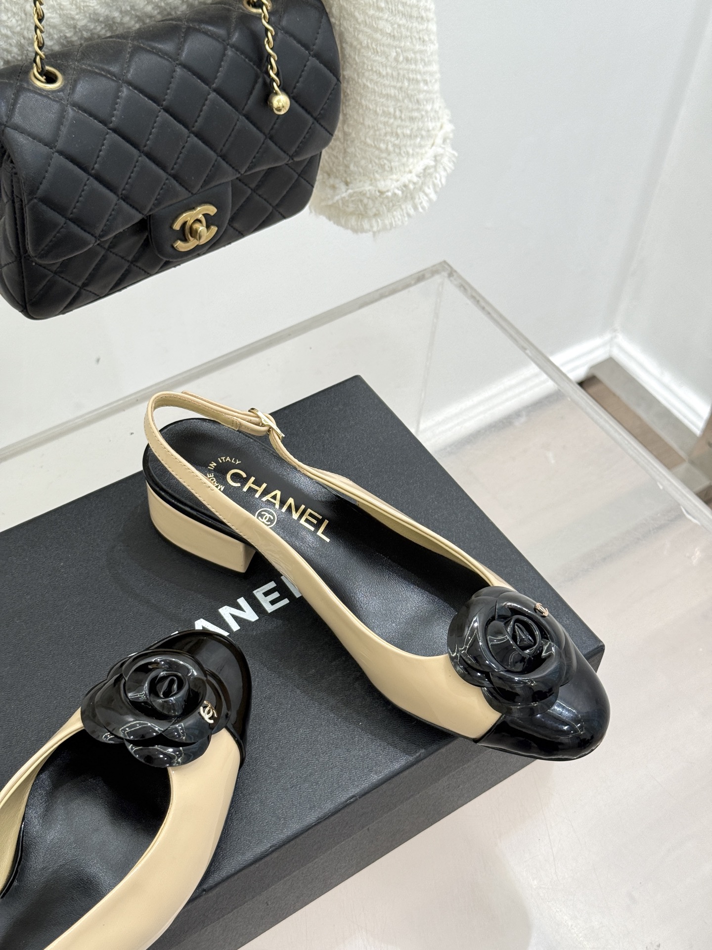 CHANE*｜小香26C春夏新品山茶花系列粗跟凉鞋这一季山茶花系列真的超美😍香奶奶家一贯的优雅名媛气质高