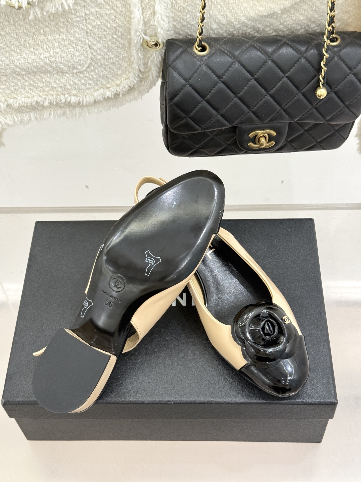 CHANE*｜小香26C春夏新品山茶花系列粗跟凉鞋这一季山茶花系列真的超美😍香奶奶家一贯的优雅名媛气质高