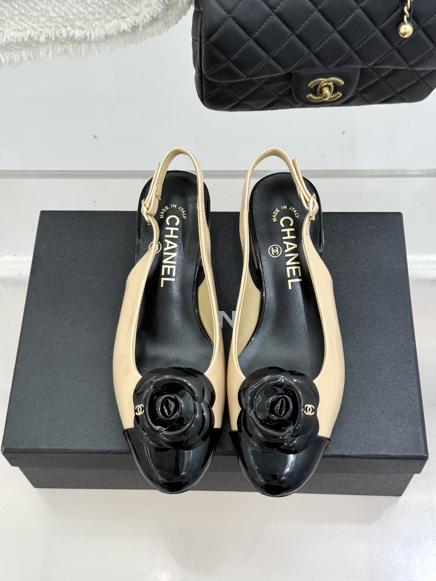 CHANE*｜小香26C春夏新品山茶花系列粗跟凉鞋这一季山茶花系列真的超美😍香奶奶家一贯的优雅名媛气质高