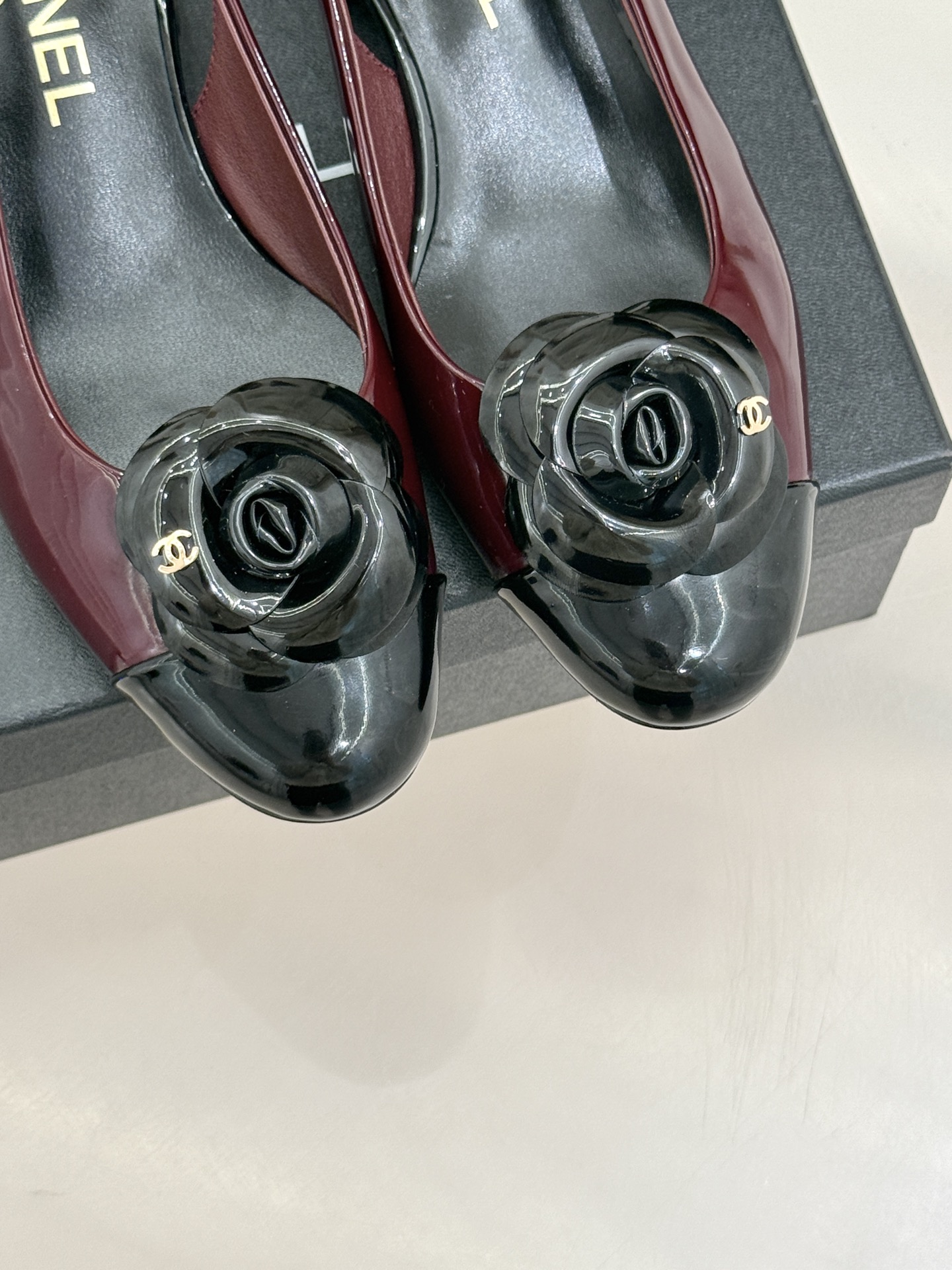 CHANE*｜小香26C春夏新品山茶花系列粗跟凉鞋这一季山茶花系列真的超美😍香奶奶家一贯的优雅名媛气质高