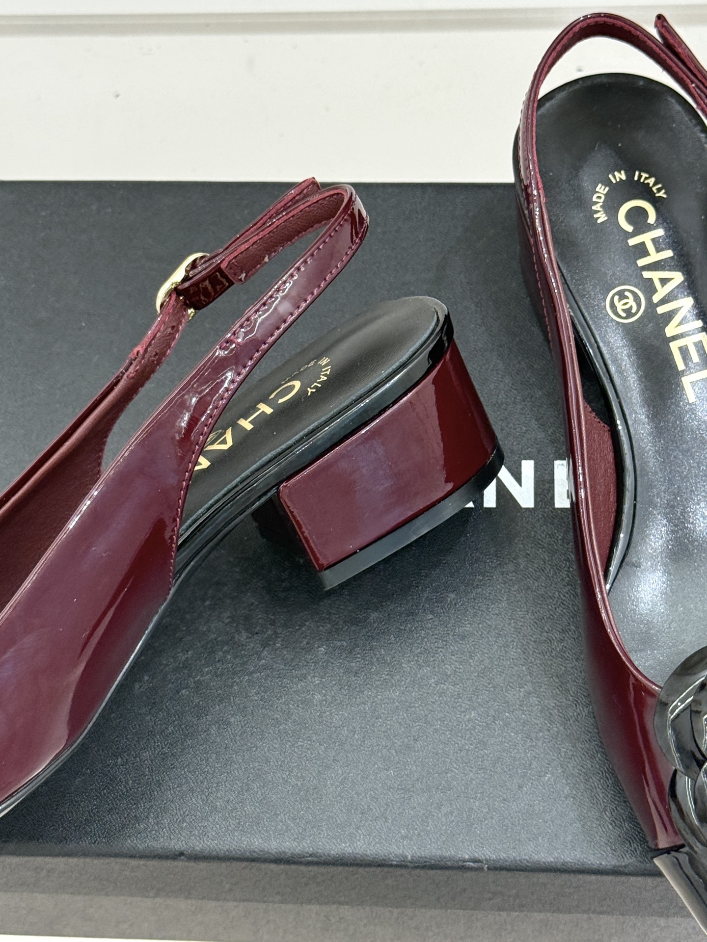 CHANE*｜小香26C春夏新品山茶花系列粗跟凉鞋这一季山茶花系列真的超美😍香奶奶家一贯的优雅名媛气质高