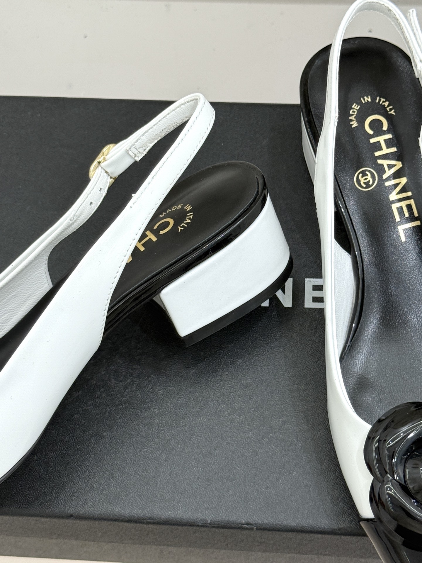 CHANE*｜小香26C春夏新品山茶花系列粗跟凉鞋这一季山茶花系列真的超美😍香奶奶家一贯的优雅名媛气质高