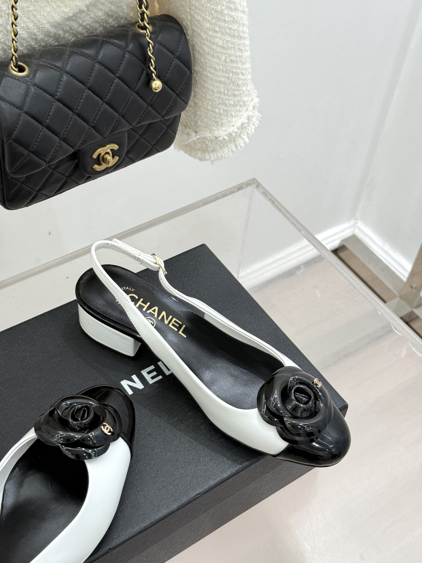 CHANE*｜小香26C春夏新品山茶花系列粗跟凉鞋这一季山茶花系列真的超美😍香奶奶家一贯的优雅名媛气质高