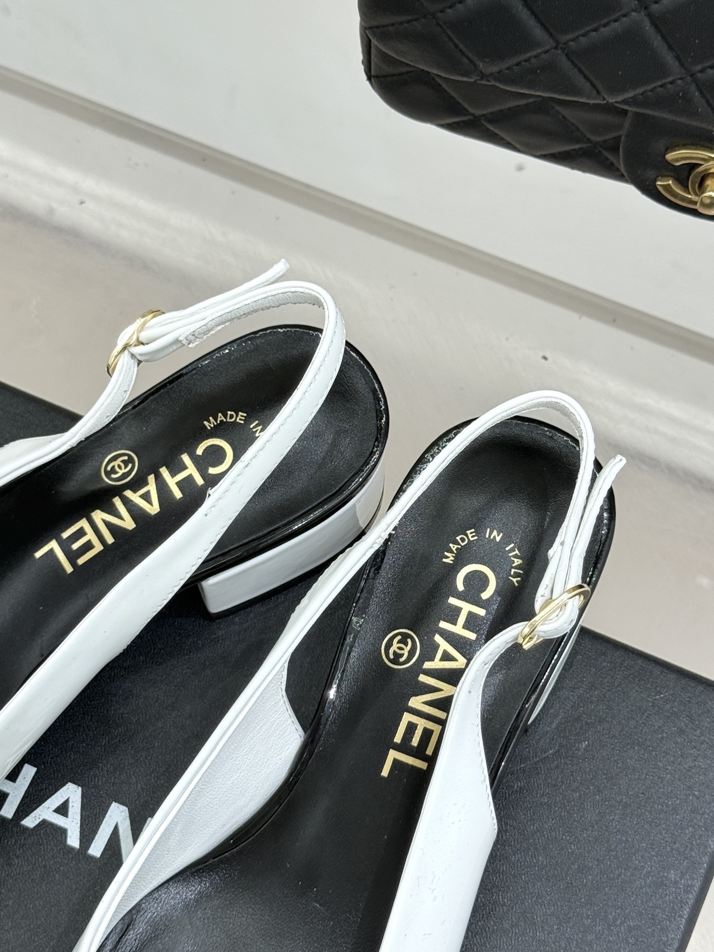 CHANE*｜小香26C春夏新品山茶花系列粗跟凉鞋这一季山茶花系列真的超美😍香奶奶家一贯的优雅名媛气质高