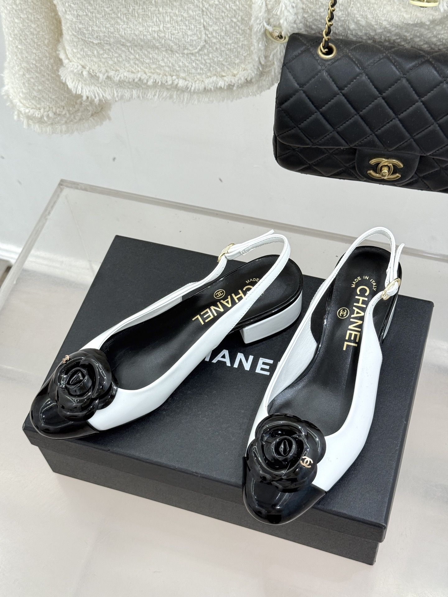 CHANE*｜小香26C春夏新品山茶花系列粗跟凉鞋这一季山茶花系列真的超美😍香奶奶家一贯的优雅名媛气质高