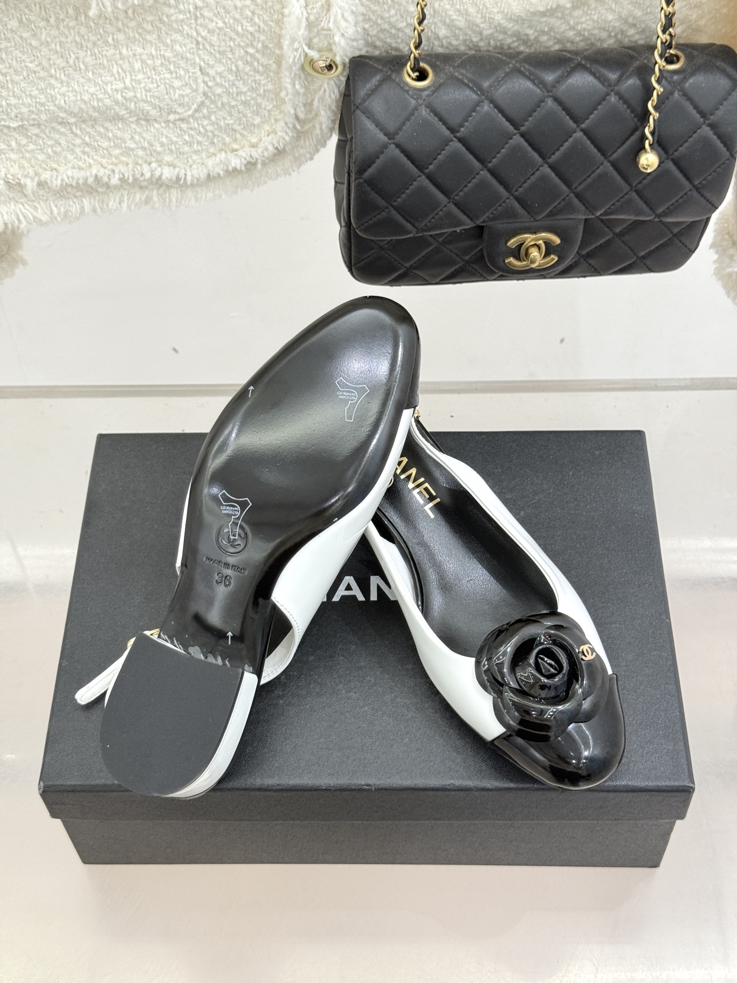 CHANE*｜小香26C春夏新品山茶花系列粗跟凉鞋这一季山茶花系列真的超美😍香奶奶家一贯的优雅名媛气质高