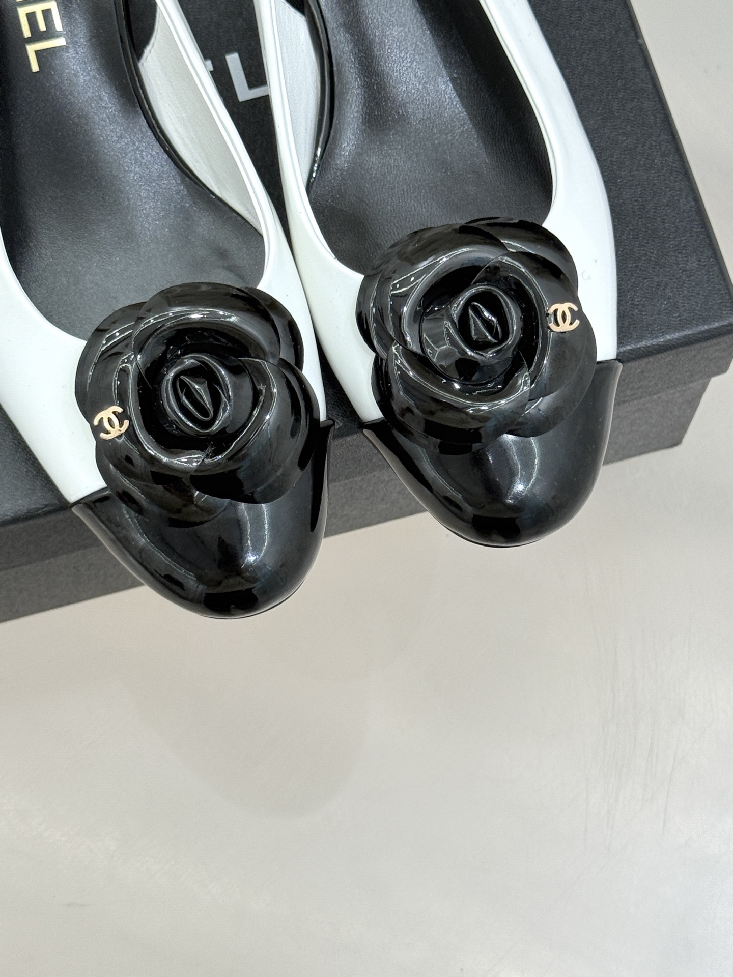 CHANE*｜小香26C春夏新品山茶花系列粗跟凉鞋这一季山茶花系列真的超美😍香奶奶家一贯的优雅名媛气质高