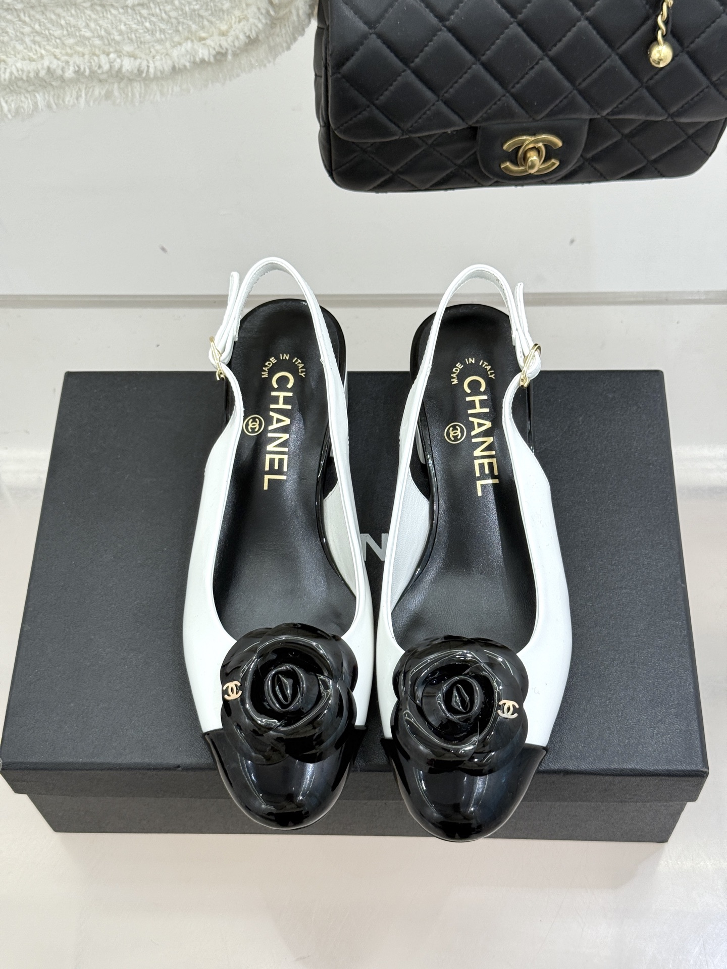 CHANE*｜小香26C春夏新品山茶花系列粗跟凉鞋这一季山茶花系列真的超美😍香奶奶家一贯的优雅名媛气质高