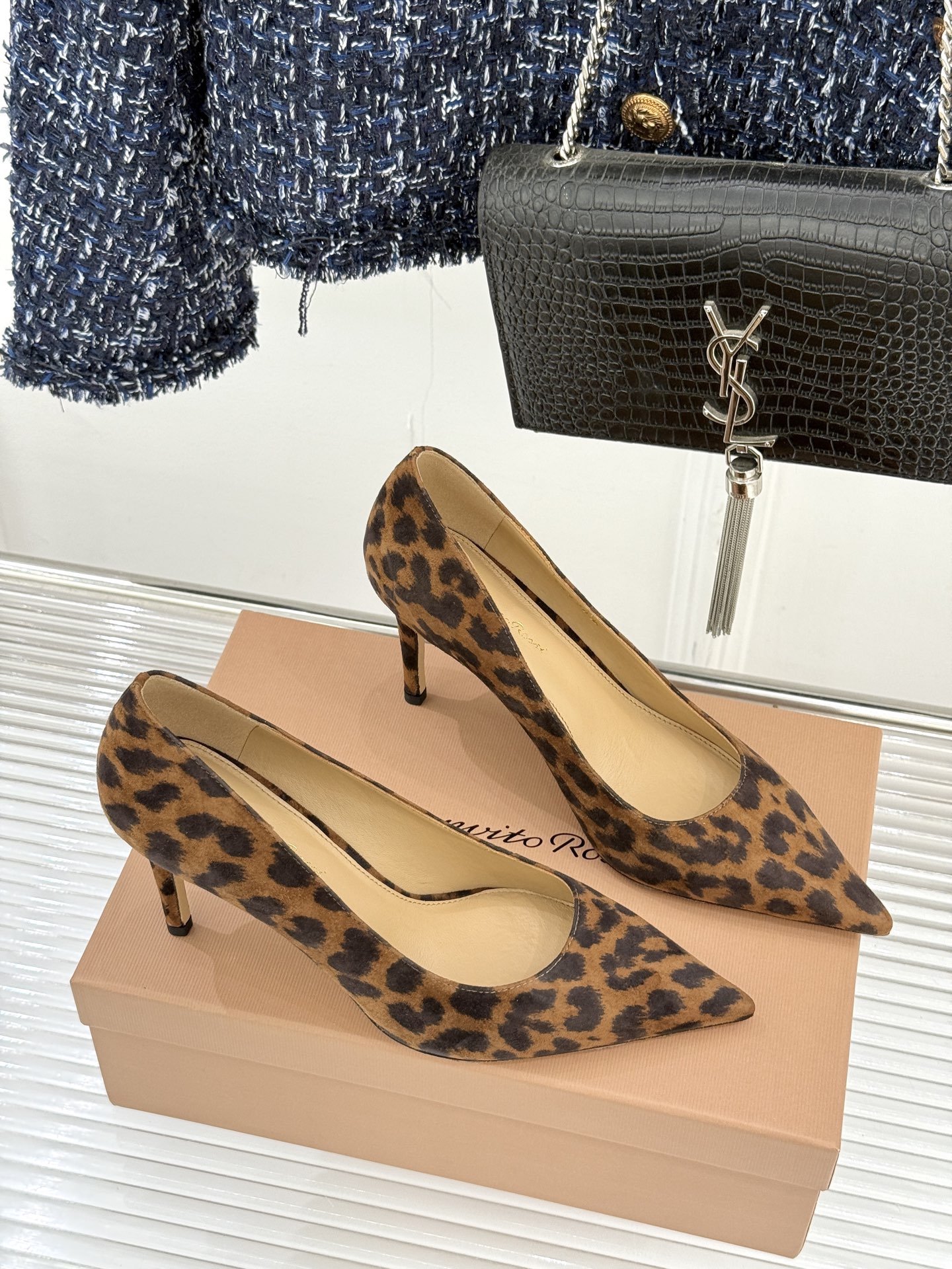 Gianvito Rossi经典极简麂皮尖头高跟鞋以「删繁就简」的意式匠心将高奢质感藏于利落线条让每一步