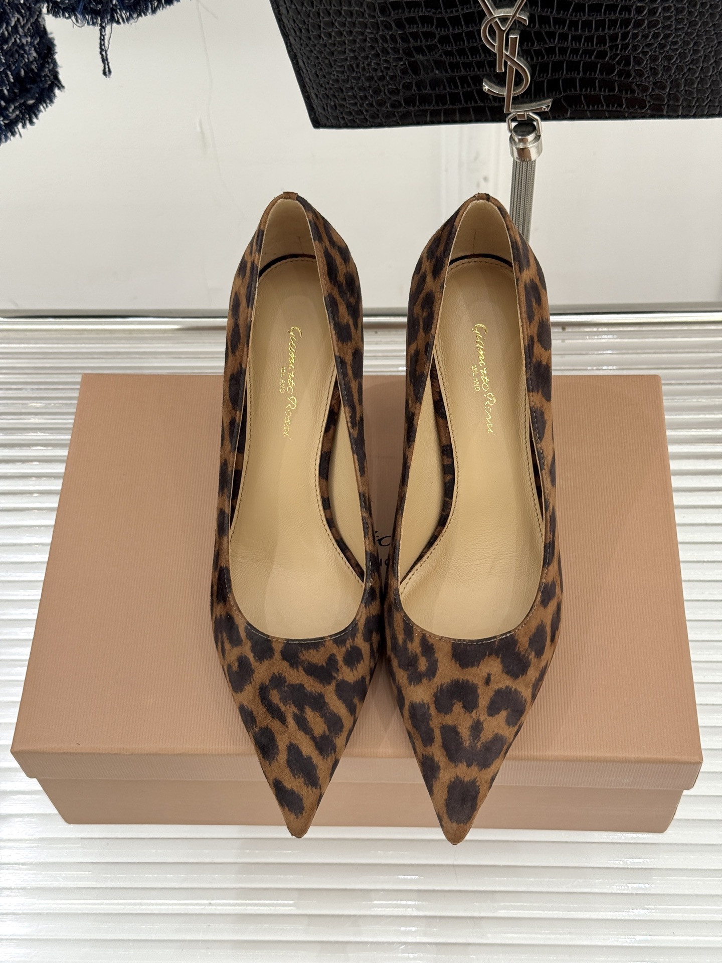 Gianvito Rossi经典极简麂皮尖头高跟鞋以「删繁就简」的意式匠心将高奢质感藏于利落线条让每一步