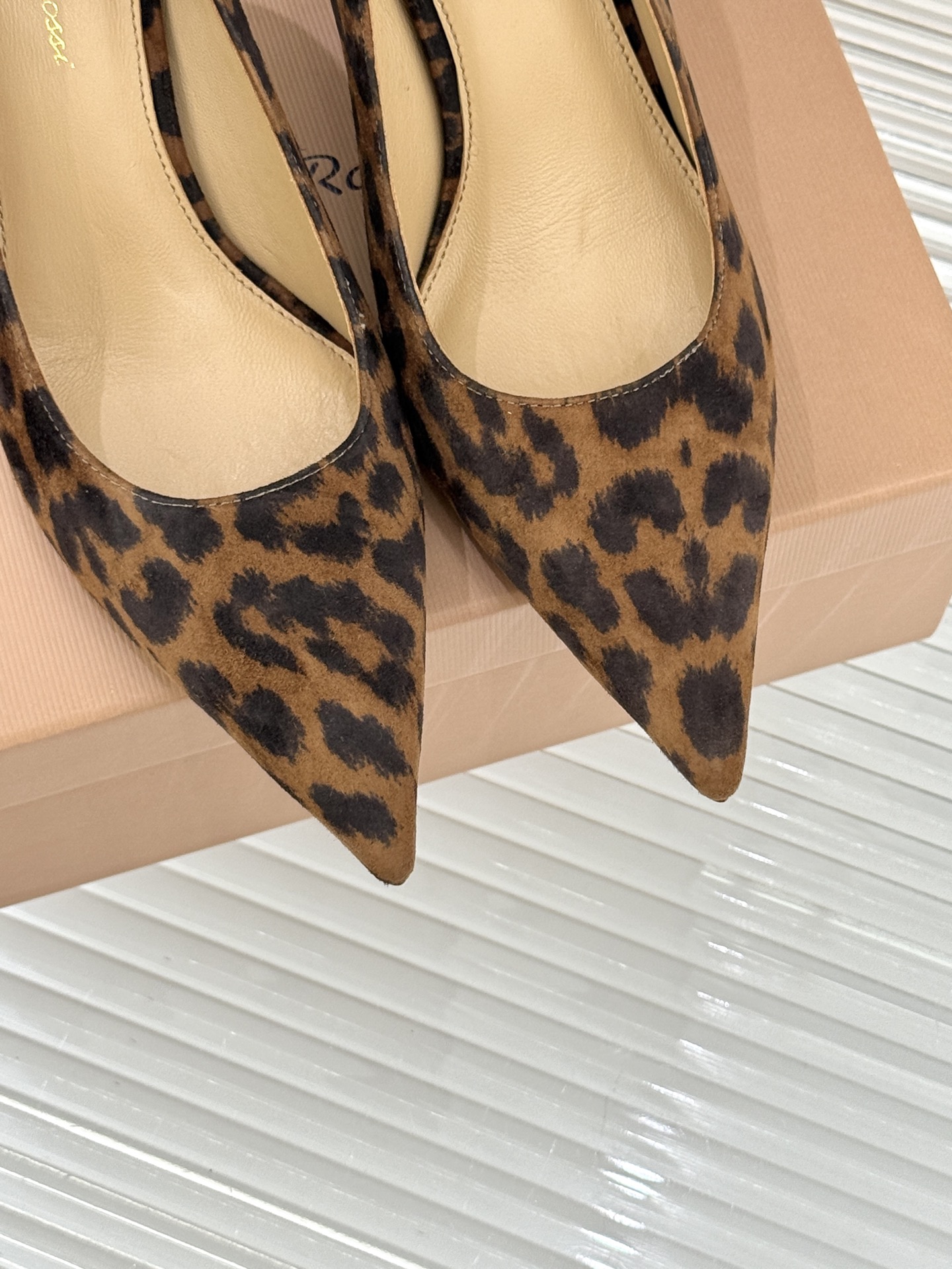 Gianvito Rossi经典极简麂皮尖头高跟鞋以「删繁就简」的意式匠心将高奢质感藏于利落线条让每一步