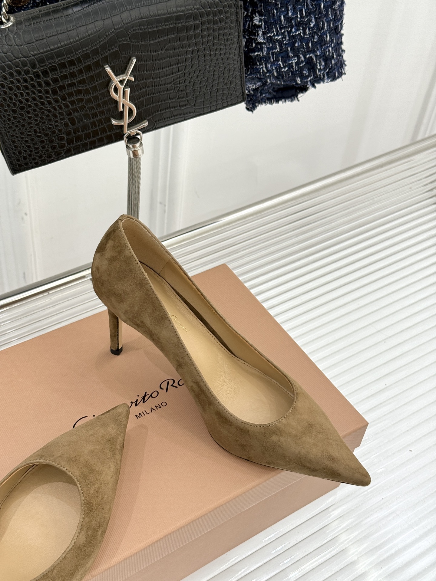 Gianvito Rossi经典极简麂皮尖头高跟鞋以「删繁就简」的意式匠心将高奢质感藏于利落线条让每一步