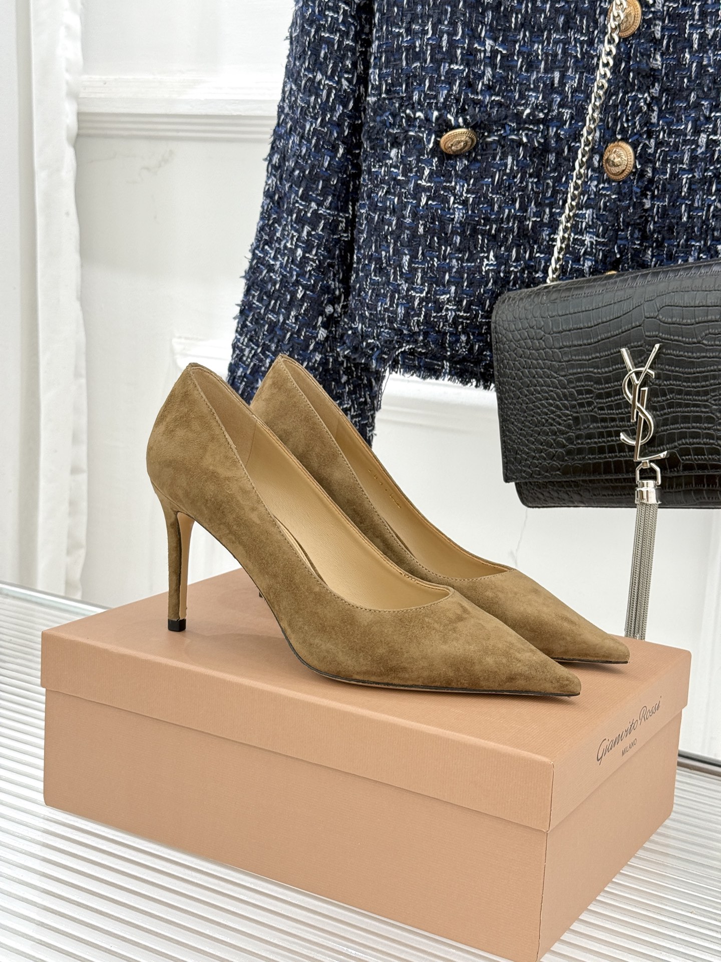 Gianvito Rossi经典极简麂皮尖头高跟鞋以「删繁就简」的意式匠心将高奢质感藏于利落线条让每一步