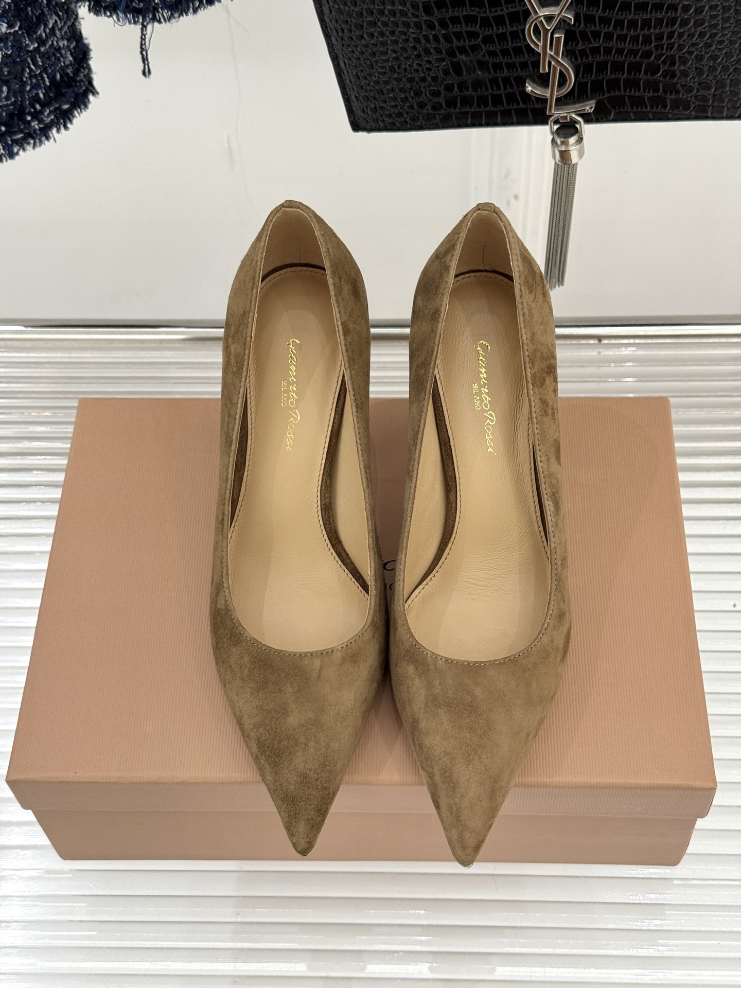 Gianvito Rossi经典极简麂皮尖头高跟鞋以「删繁就简」的意式匠心将高奢质感藏于利落线条让每一步