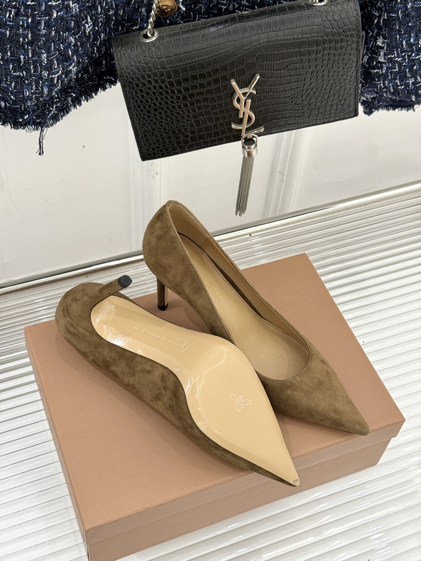 Gianvito Rossi经典极简麂皮尖头高跟鞋以「删繁就简」的意式匠心将高奢质感藏于利落线条让每一步