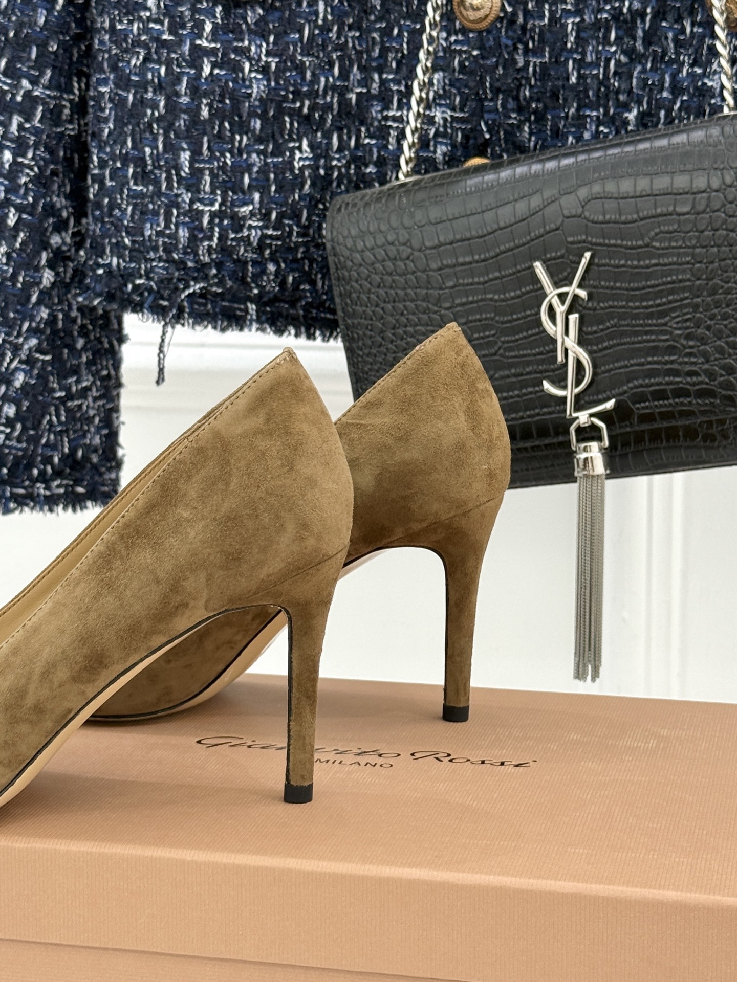 Gianvito Rossi经典极简麂皮尖头高跟鞋以「删繁就简」的意式匠心将高奢质感藏于利落线条让每一步